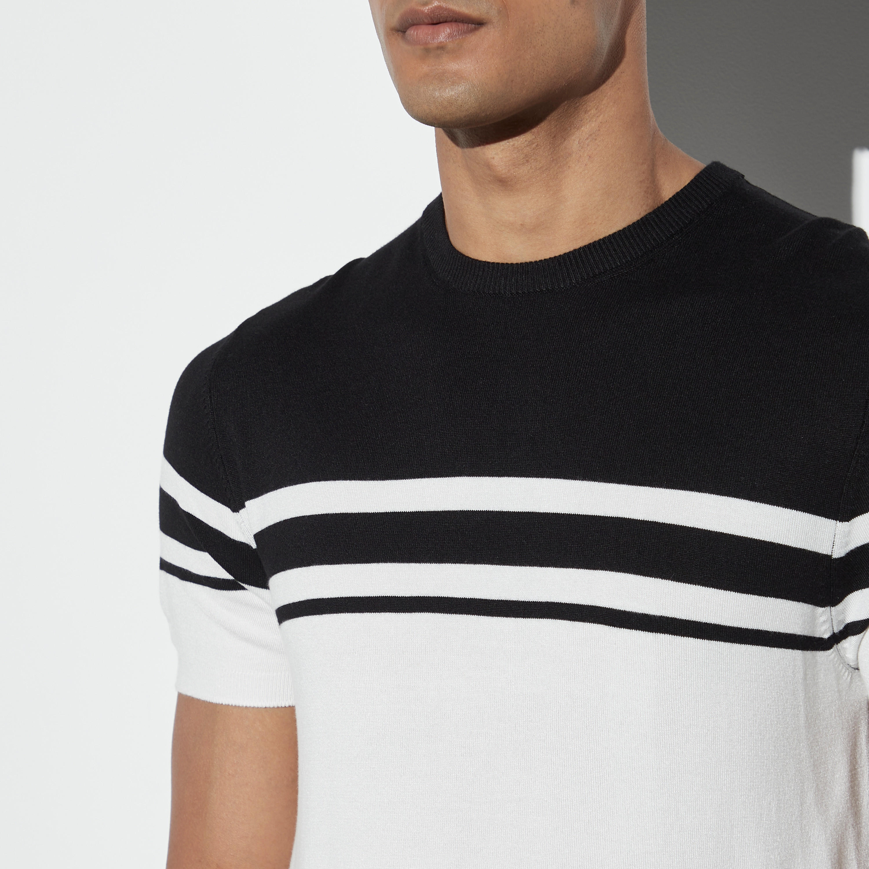 كنزة مقلّمة بأكمام قصيرة وياقة ضيقة-men-clothing-sweatersandpullovers-image-4