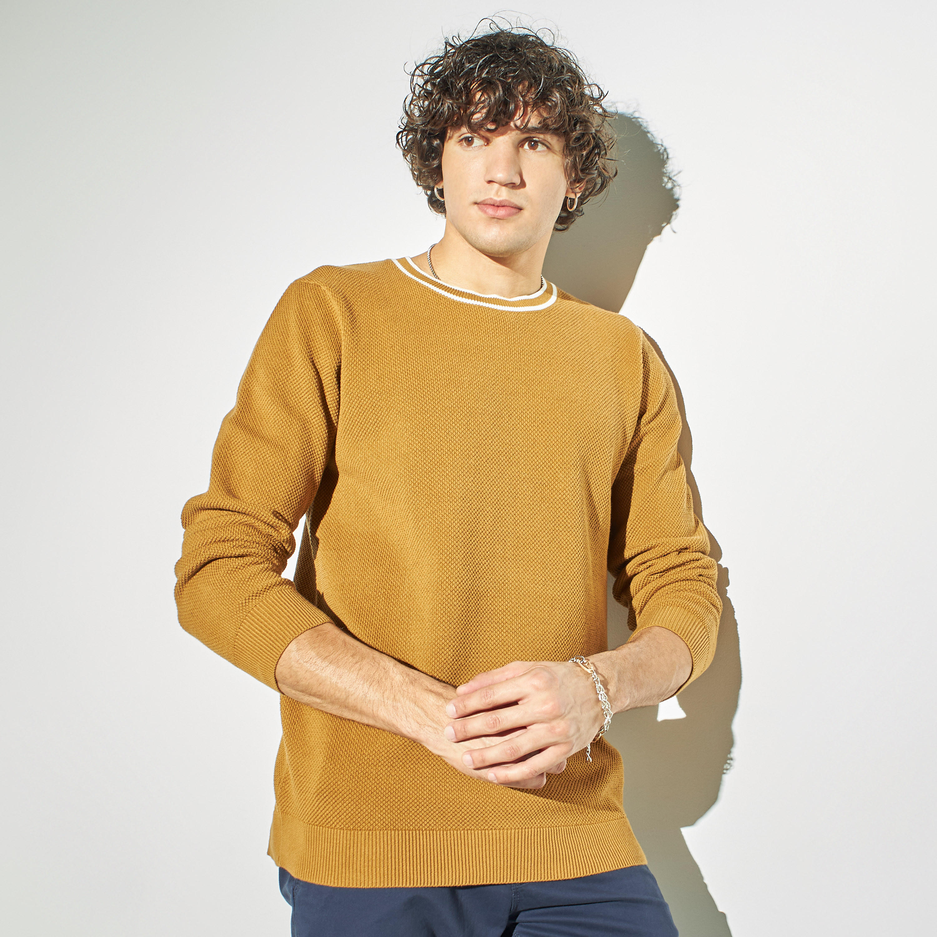 كنزة بارزة الملمس بياقة ضيقة وأكمام طويلة-men-clothing-sweatersandpullovers-image-1