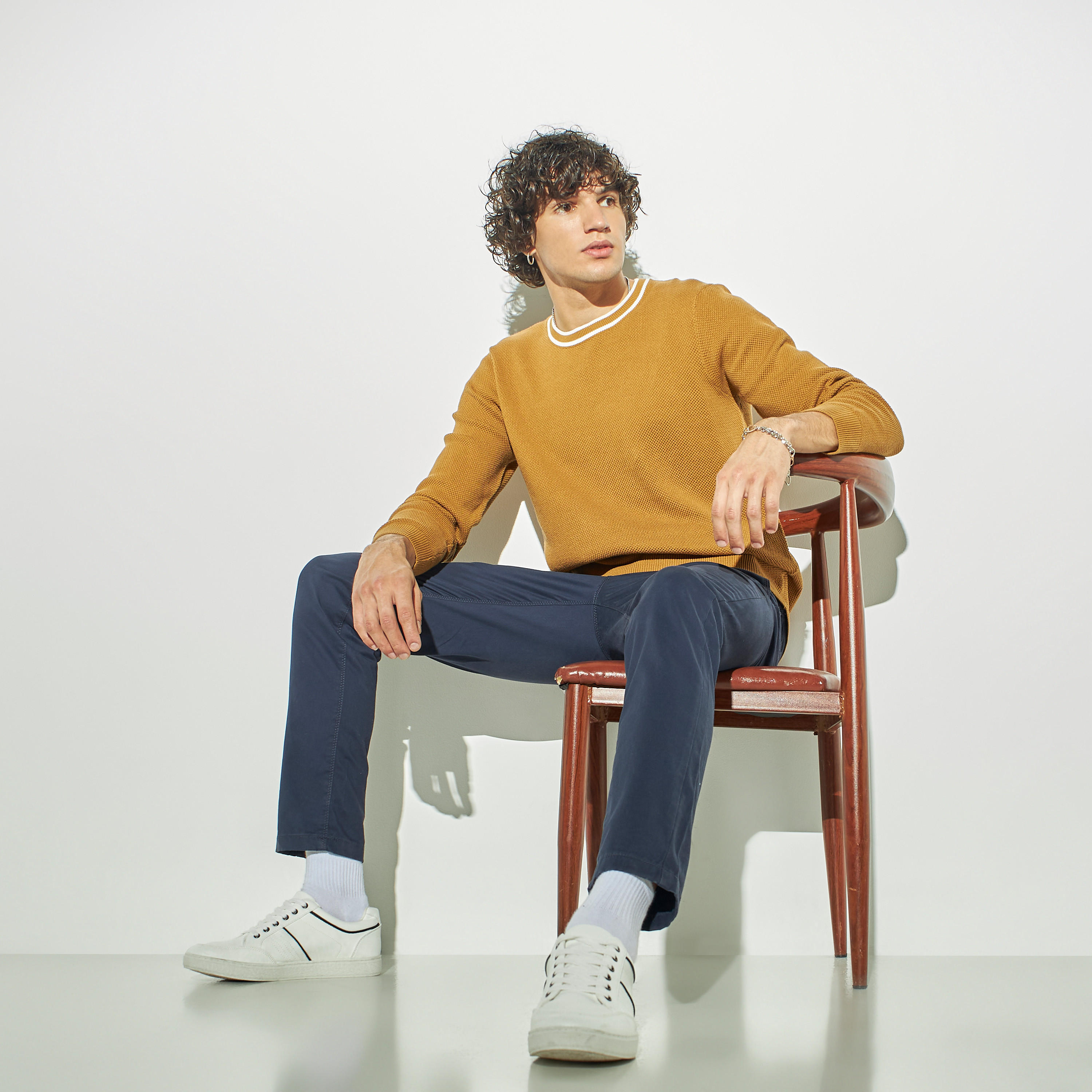 كنزة بارزة الملمس بياقة ضيقة وأكمام طويلة-men-clothing-sweatersandpullovers-image-2