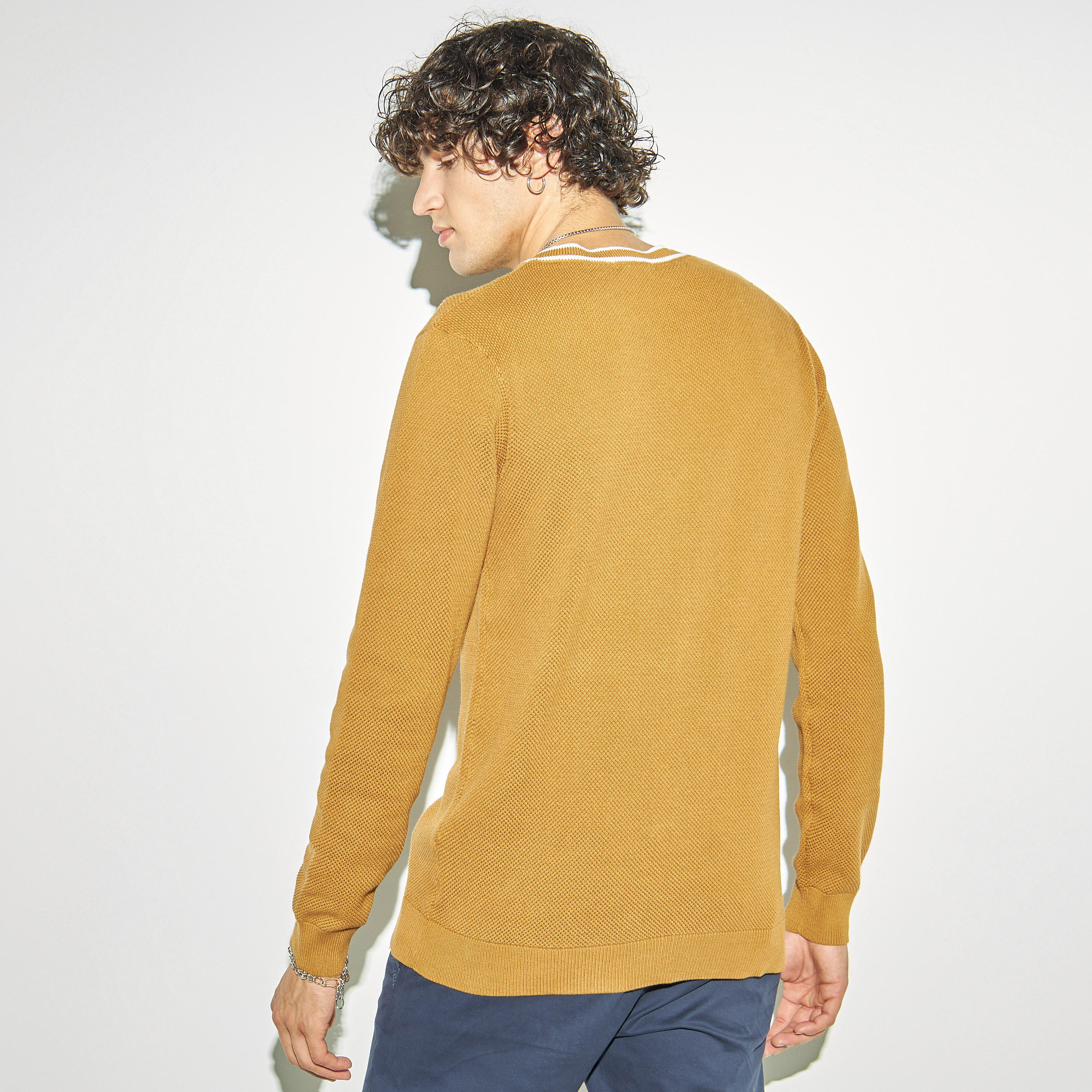 كنزة بارزة الملمس بياقة ضيقة وأكمام طويلة-men-clothing-sweatersandpullovers-image-3