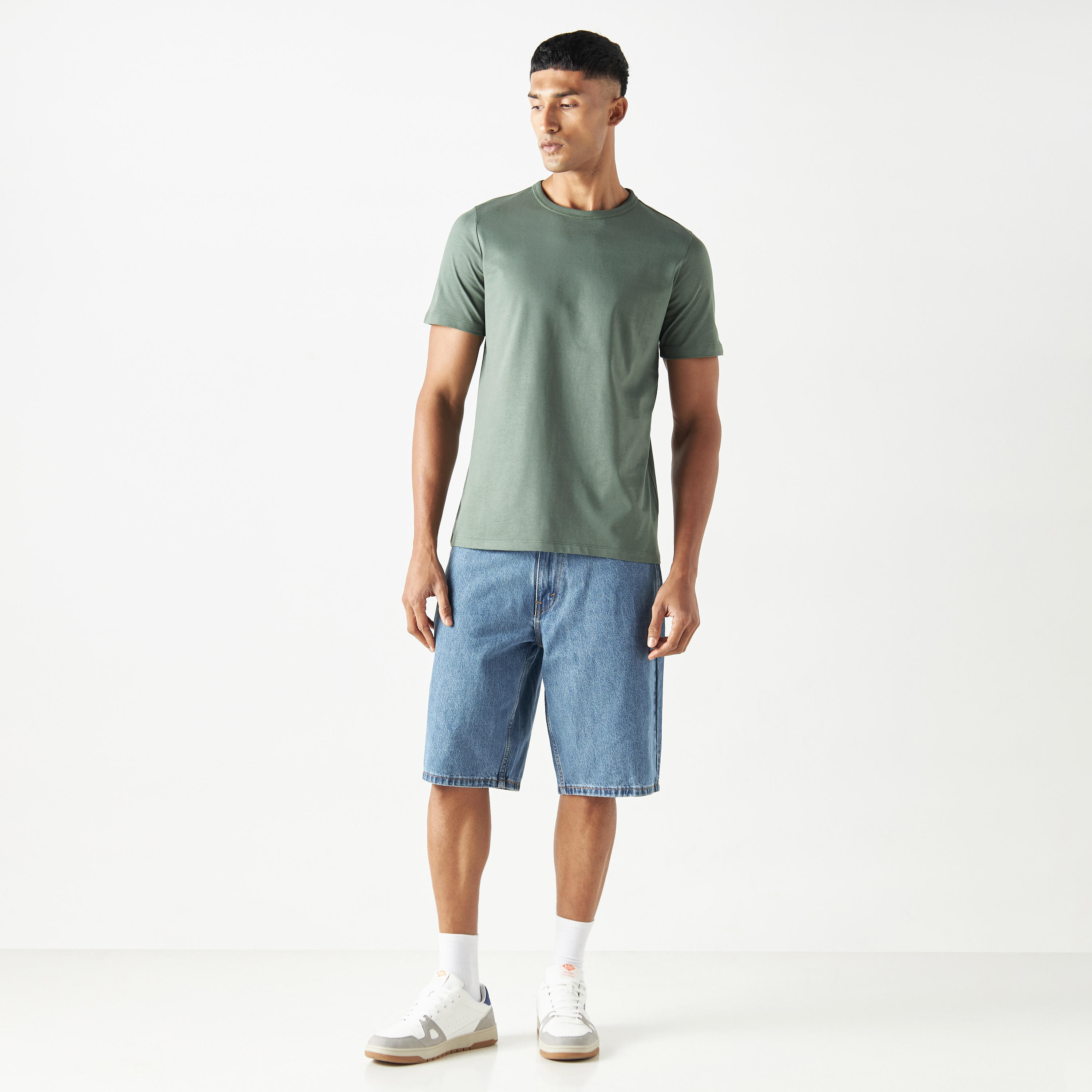 تيشيرت بياقة ضيّقة وأكمام قصيرة-men-clothing-tshirtsandpolos-tshirts-image-2