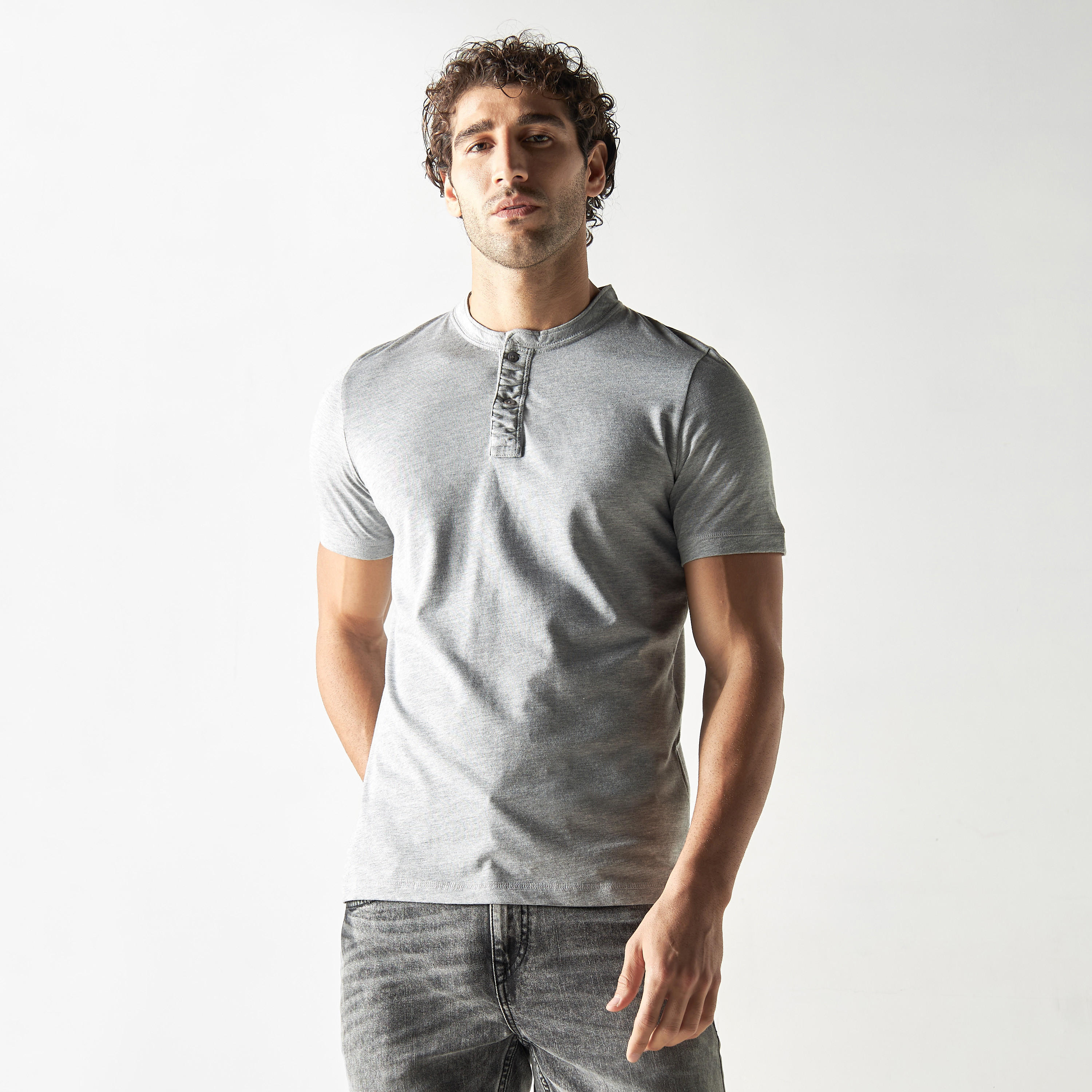 تيشيرت بكُسرات ياقة هينلي وأكمام قصيرة-men-clothing-tshirtsandpolos-tshirts-image-1