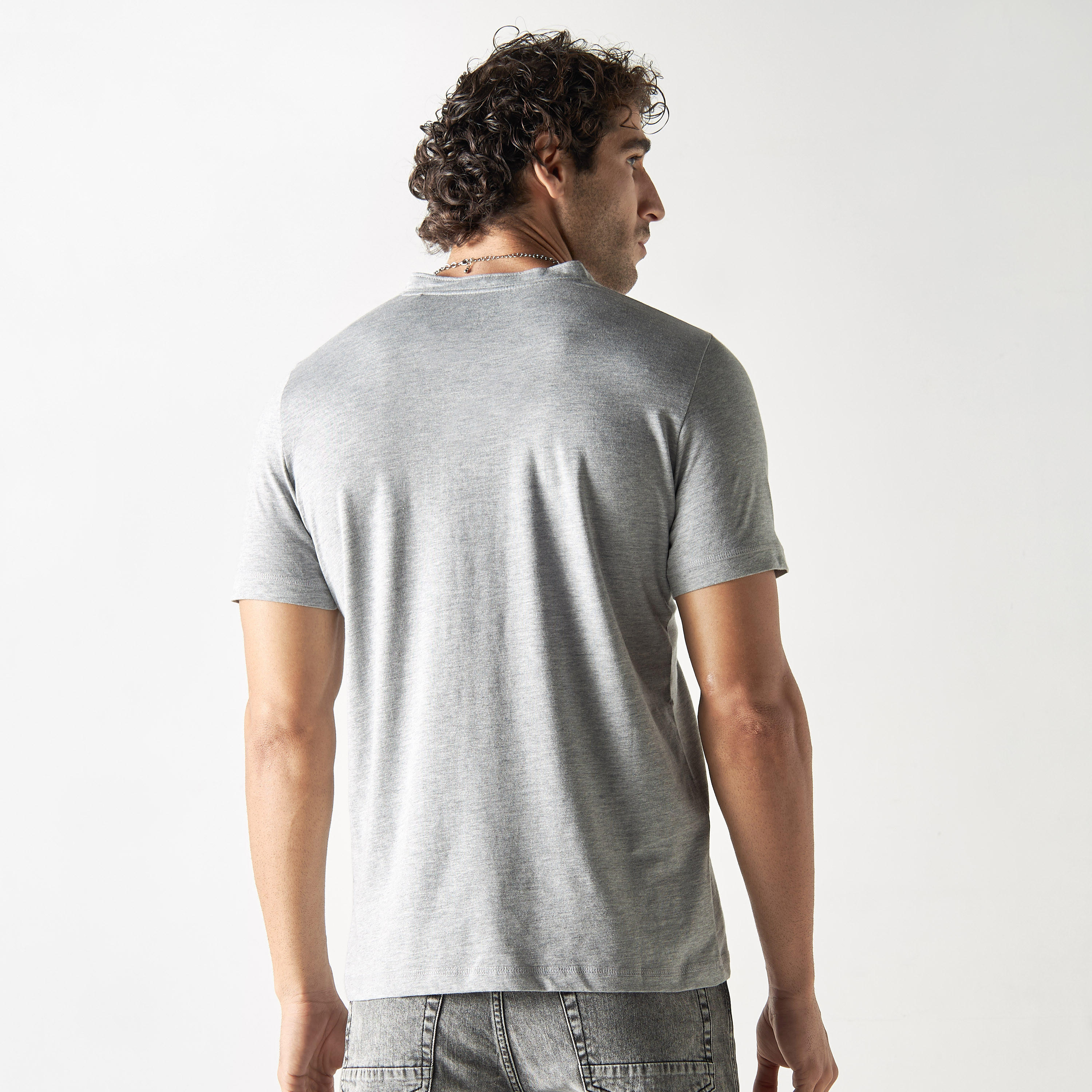 تيشيرت بكُسرات ياقة هينلي وأكمام قصيرة-men-clothing-tshirtsandpolos-tshirts-image-3