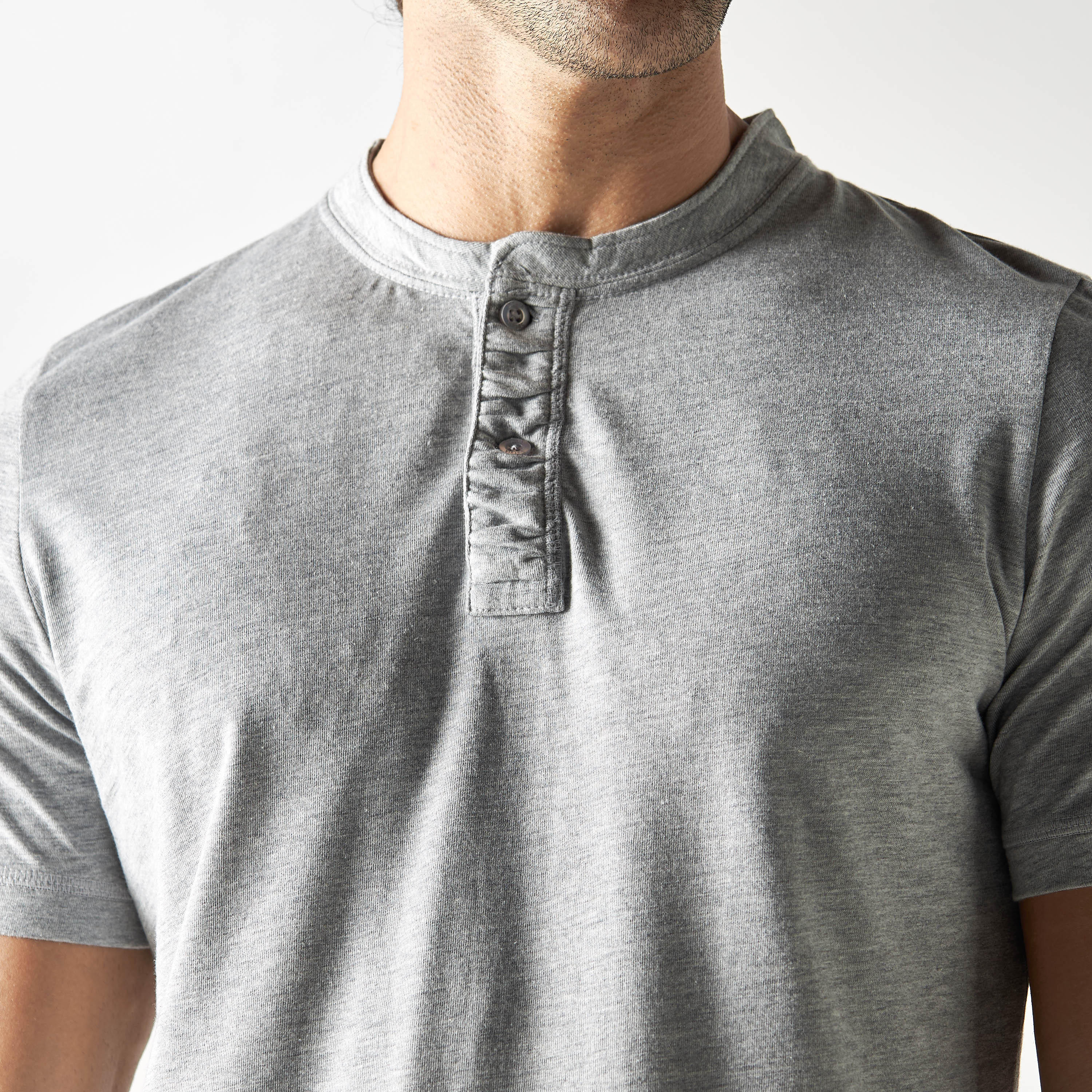 تيشيرت بكُسرات ياقة هينلي وأكمام قصيرة-men-clothing-tshirtsandpolos-tshirts-image-4