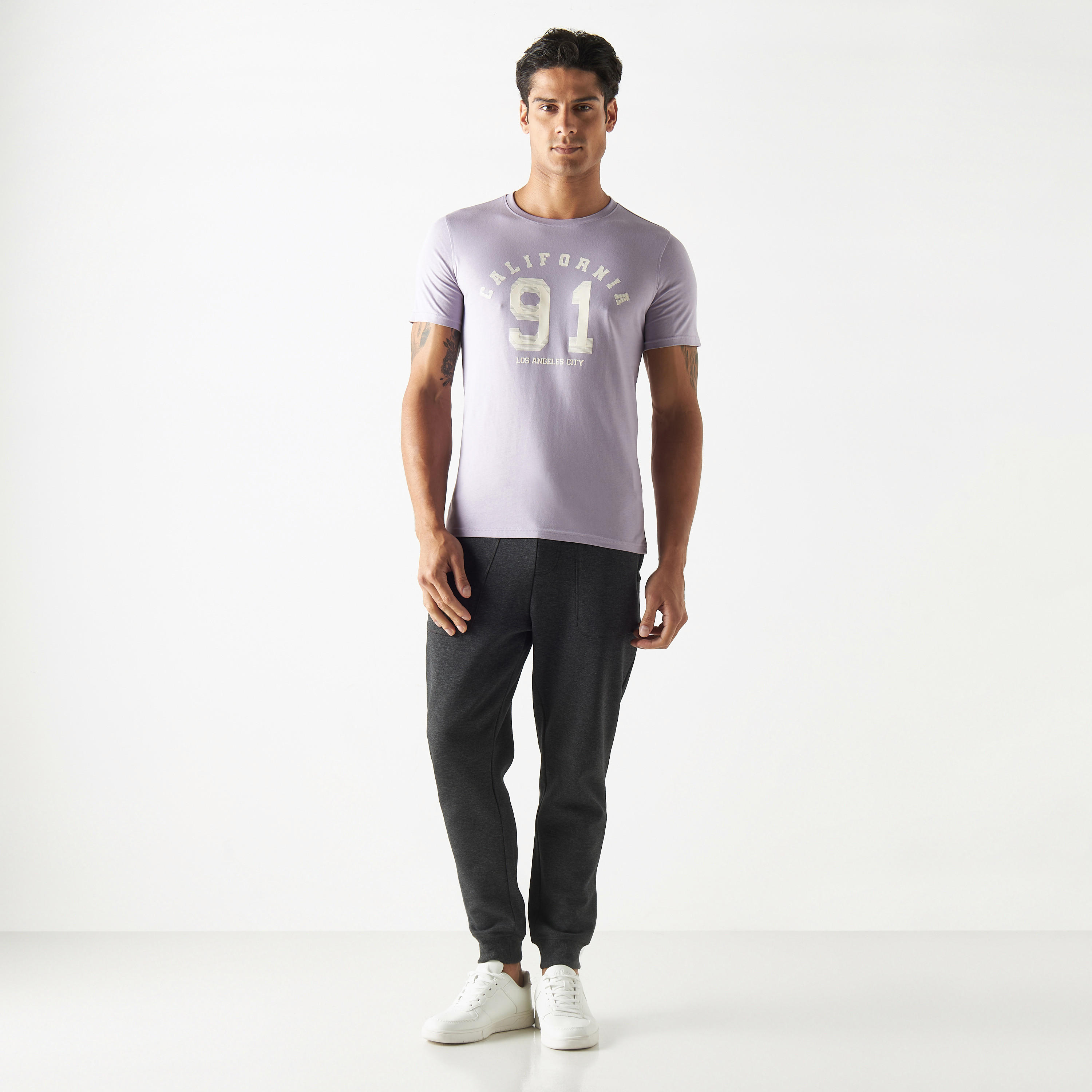 تيشيرت بياقة ضيقة وأكمام قصيرة وطبعات-men-clothing-tshirtsandpolos-tshirts-image-3