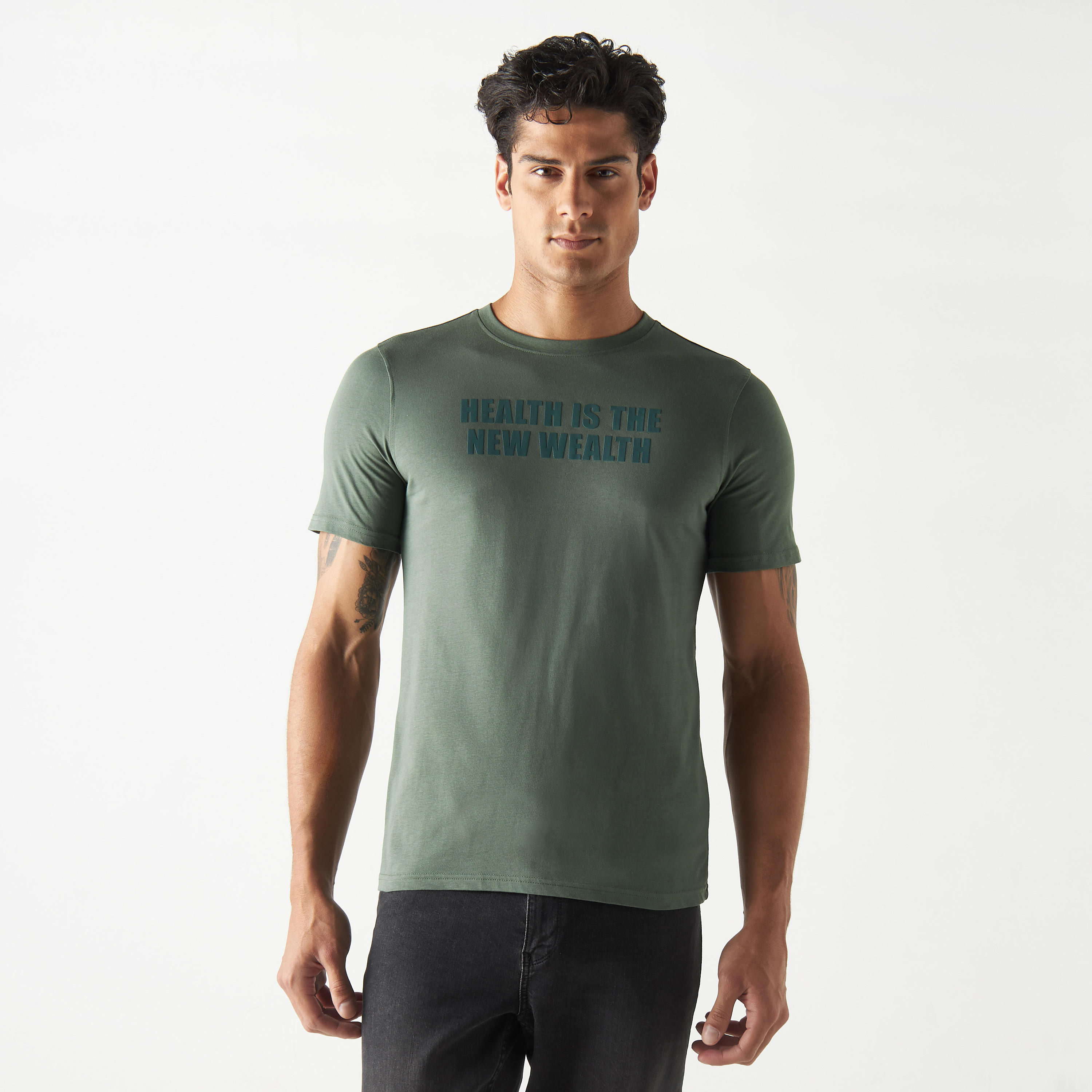 تيشيرت بياقة ضيقة وأكمام قصيرة وطبعات شعار-men-clothing-tshirtsandpolos-tshirts-image-1