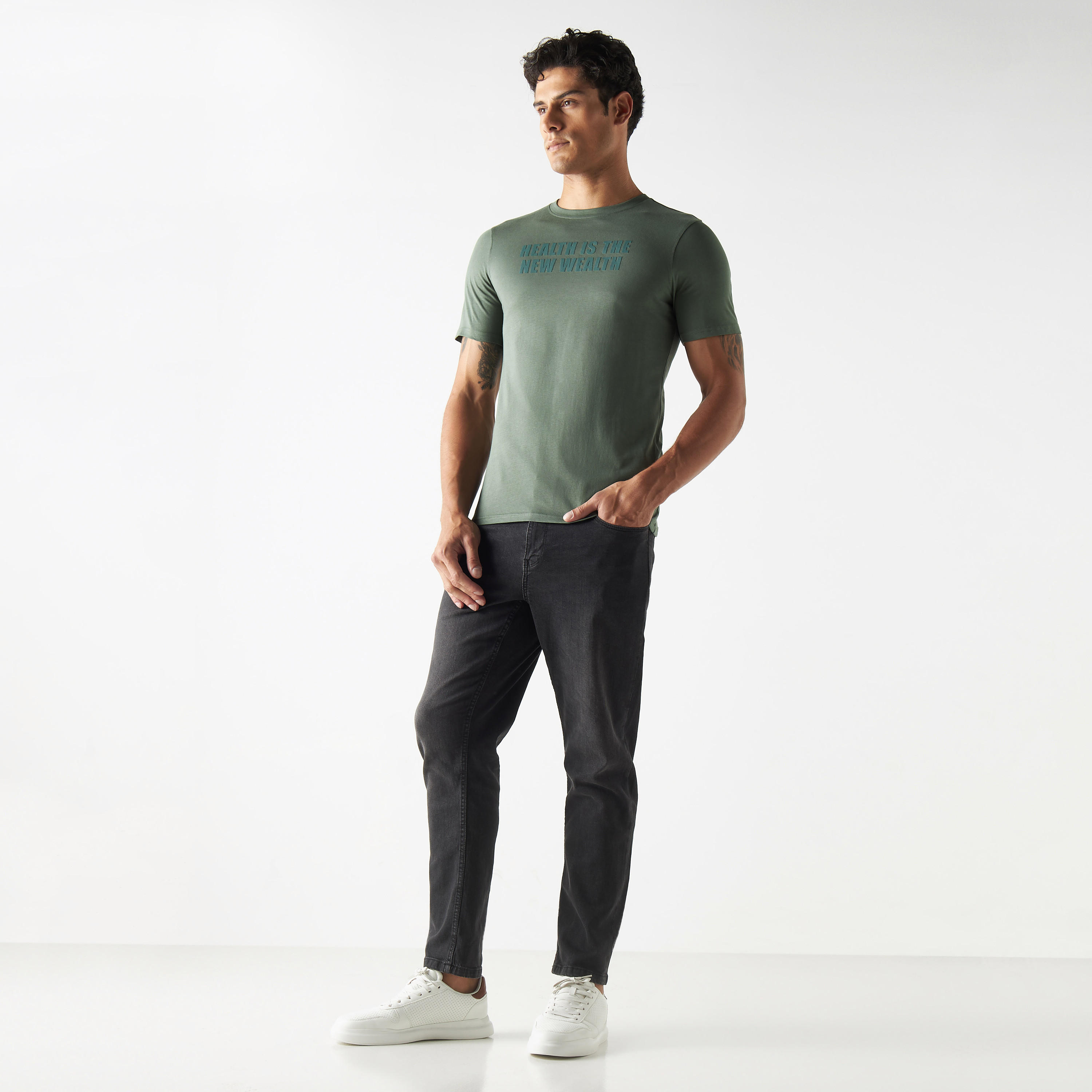 تيشيرت بياقة ضيقة وأكمام قصيرة وطبعات شعار-men-clothing-tshirtsandpolos-tshirts-image-2