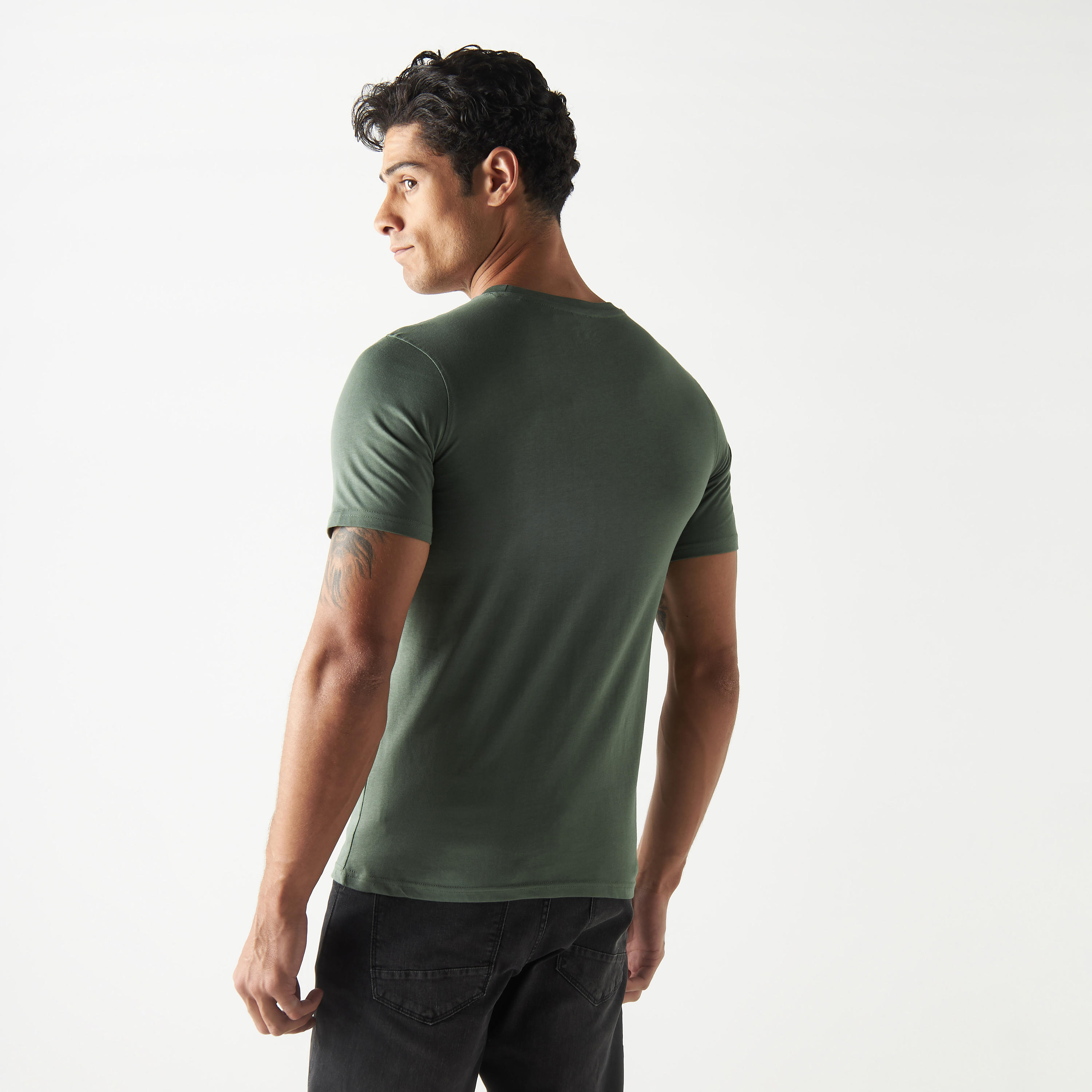 تيشيرت بياقة ضيقة وأكمام قصيرة وطبعات شعار-men-clothing-tshirtsandpolos-tshirts-image-3