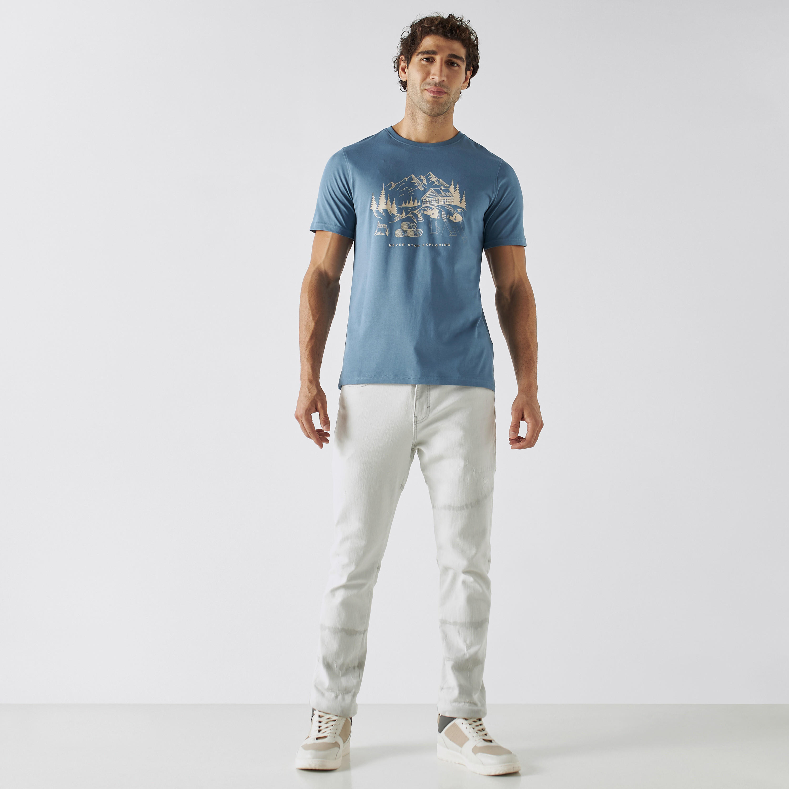 تيشيرت بياقة ضيّقة وأكمام قصيرة وطبعات-men-clothing-tshirtsandpolos-tshirts-image-2
