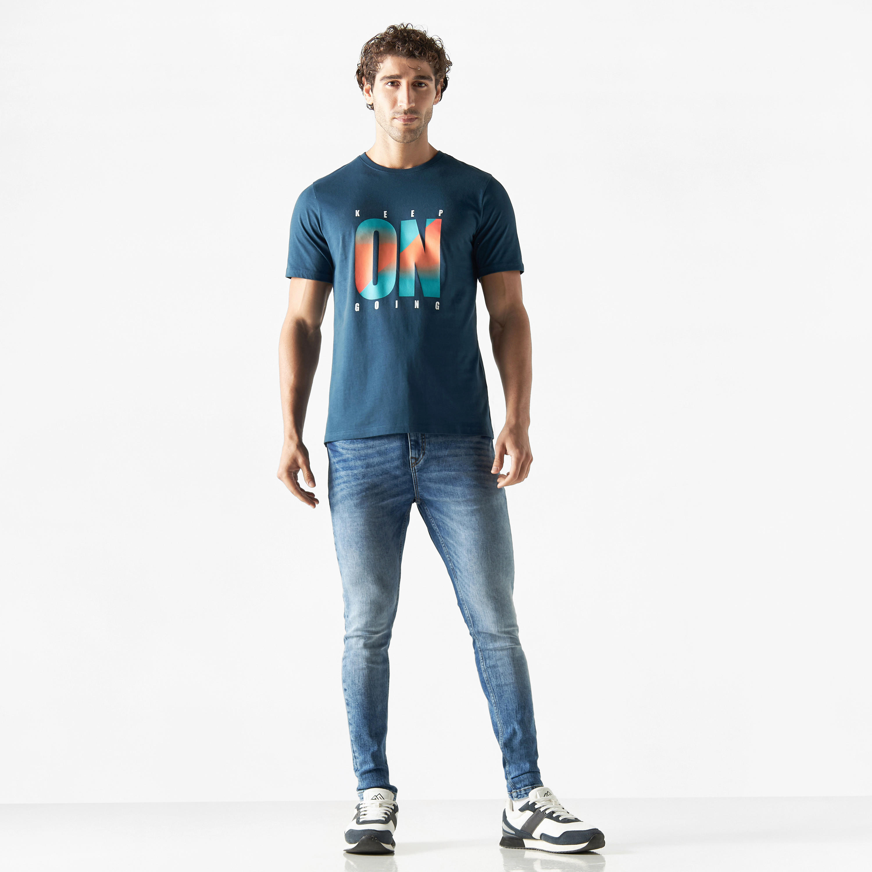 تيشيرت بياقة ضيقة وأكمام قصيرة وطبعات-men-clothing-tshirtsandpolos-tshirts-image-2
