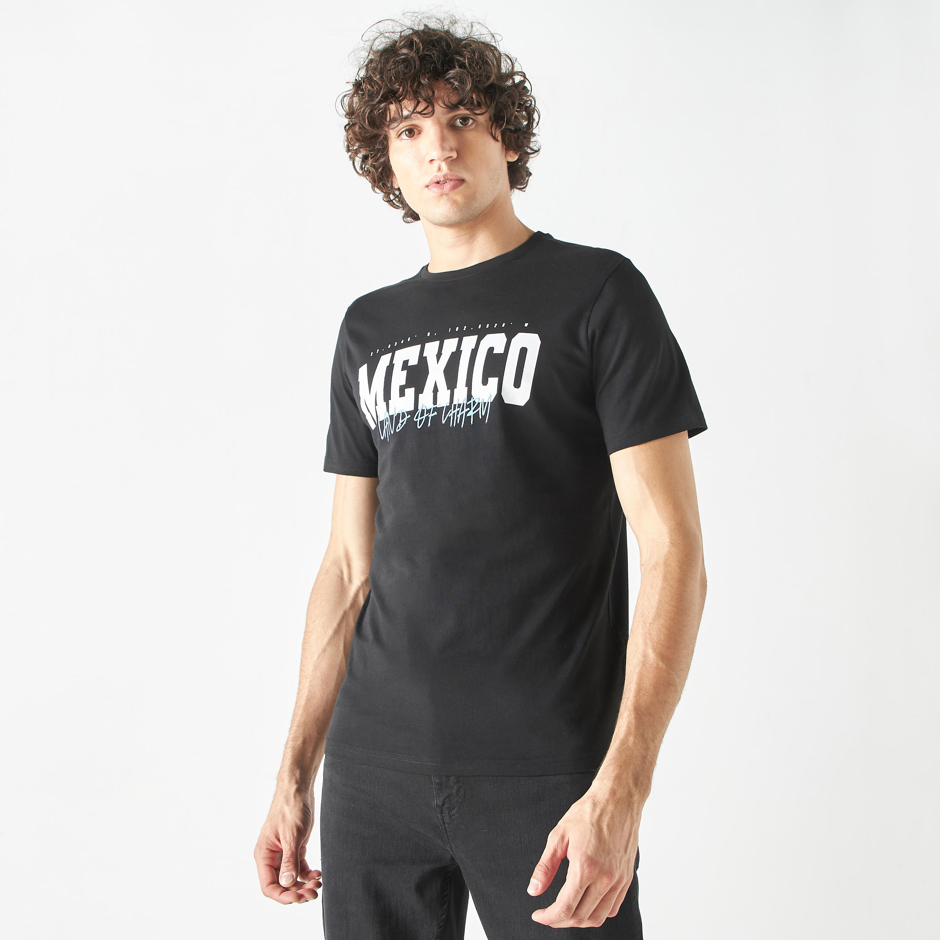 تيشيرت بياقة ضيّقة وأكمام قصيرة وطبعات-men-clothing-tshirtsandpolos-tshirts-image-1