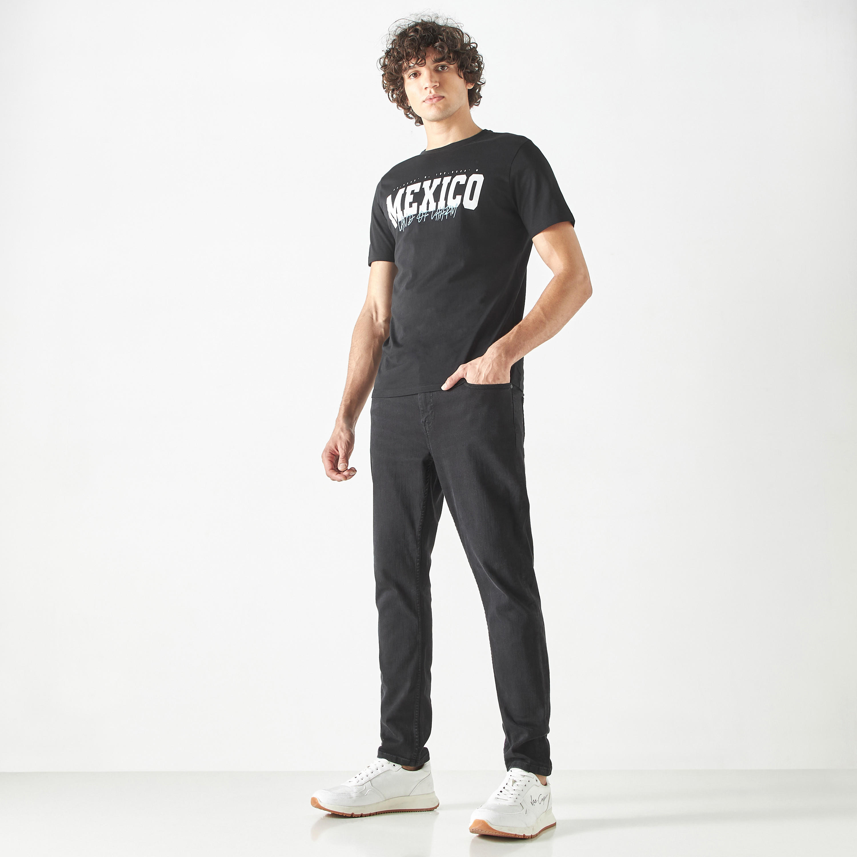 تيشيرت بياقة ضيّقة وأكمام قصيرة وطبعات-men-clothing-tshirtsandpolos-tshirts-image-2