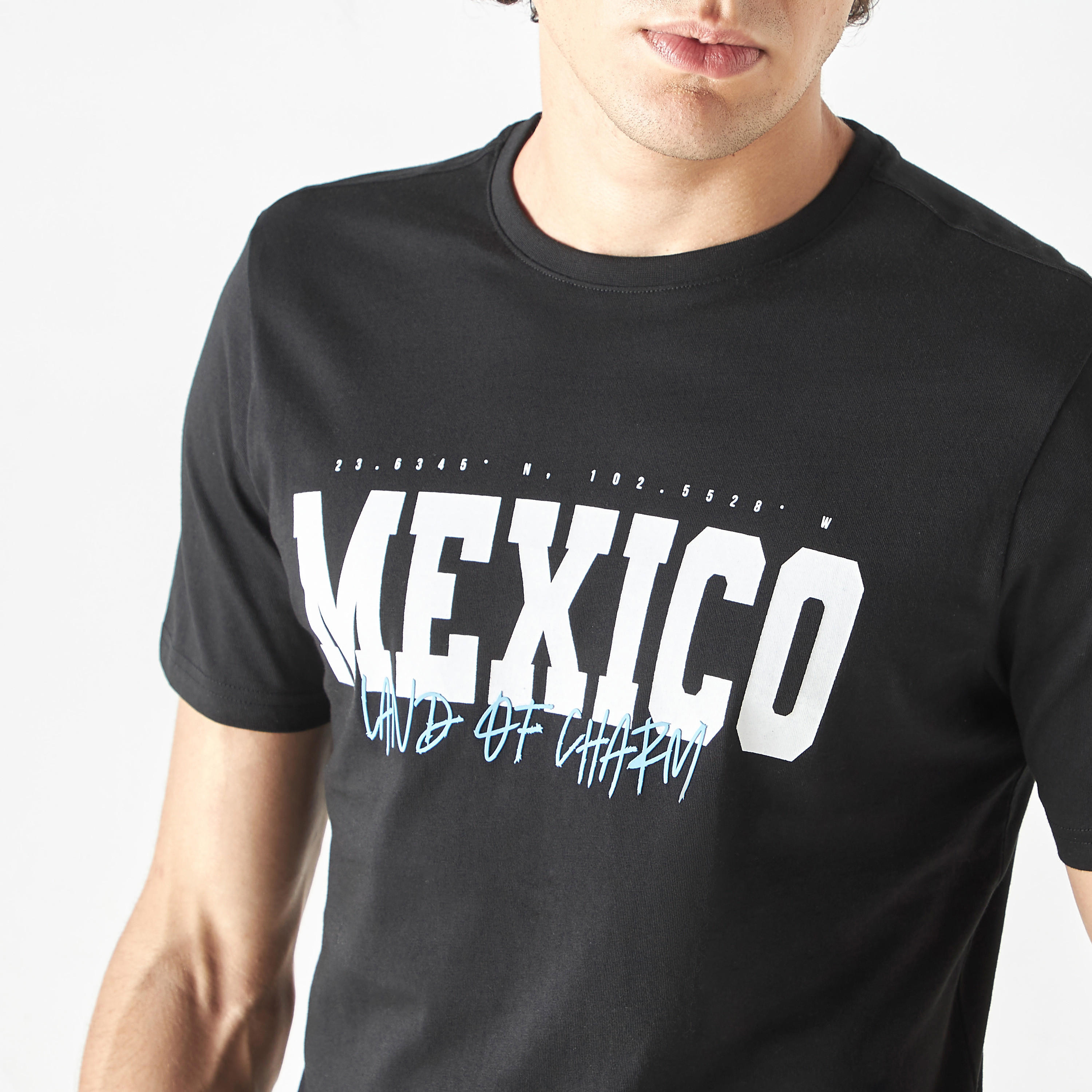 تيشيرت بياقة ضيّقة وأكمام قصيرة وطبعات-men-clothing-tshirtsandpolos-tshirts-image-4