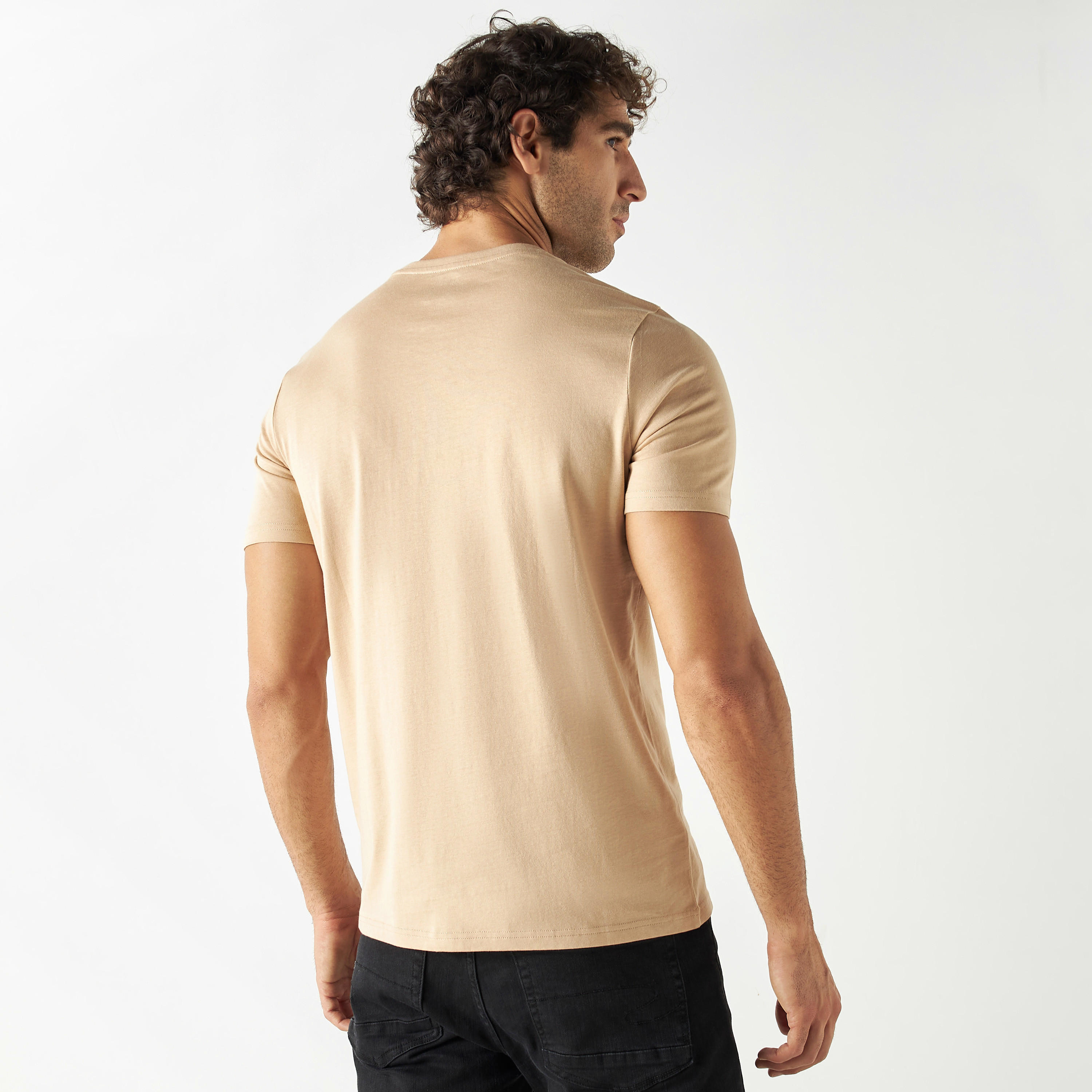 تيشيرت بياقة ضيّقة وأكمام قصيرة وطبعات من لي كوبر-men-clothing-tshirtsandpolos-tshirts-image-3