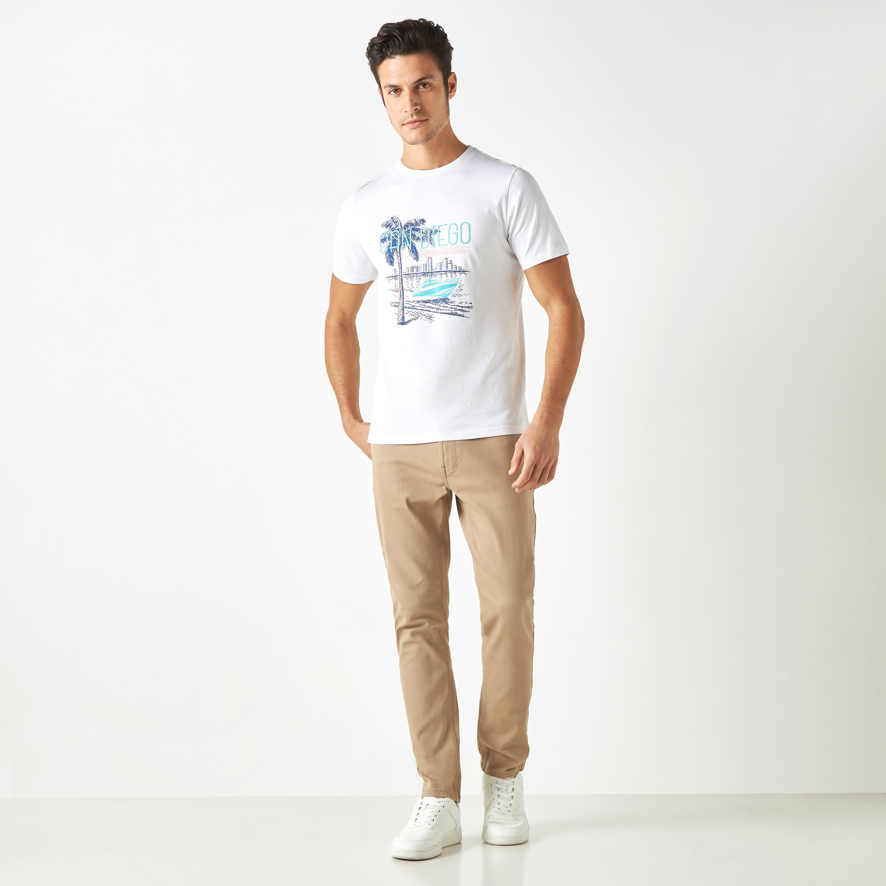 تيشيرت بياقة ضيقة وأكمام قصيرة وطبعات-men-clothing-tshirtsandpolos-tshirts-image-2
