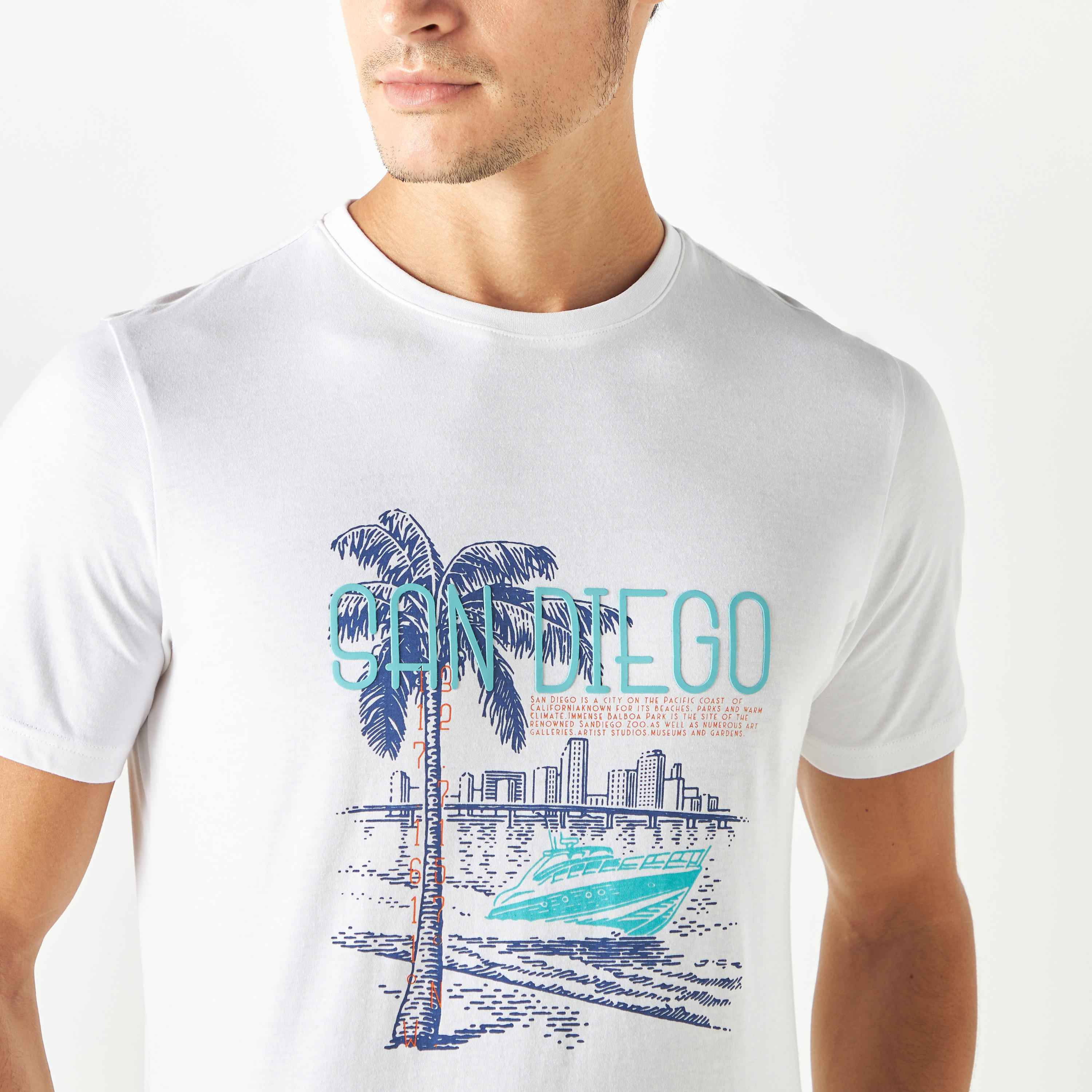 تيشيرت بياقة ضيقة وأكمام قصيرة وطبعات-men-clothing-tshirtsandpolos-tshirts-image-4