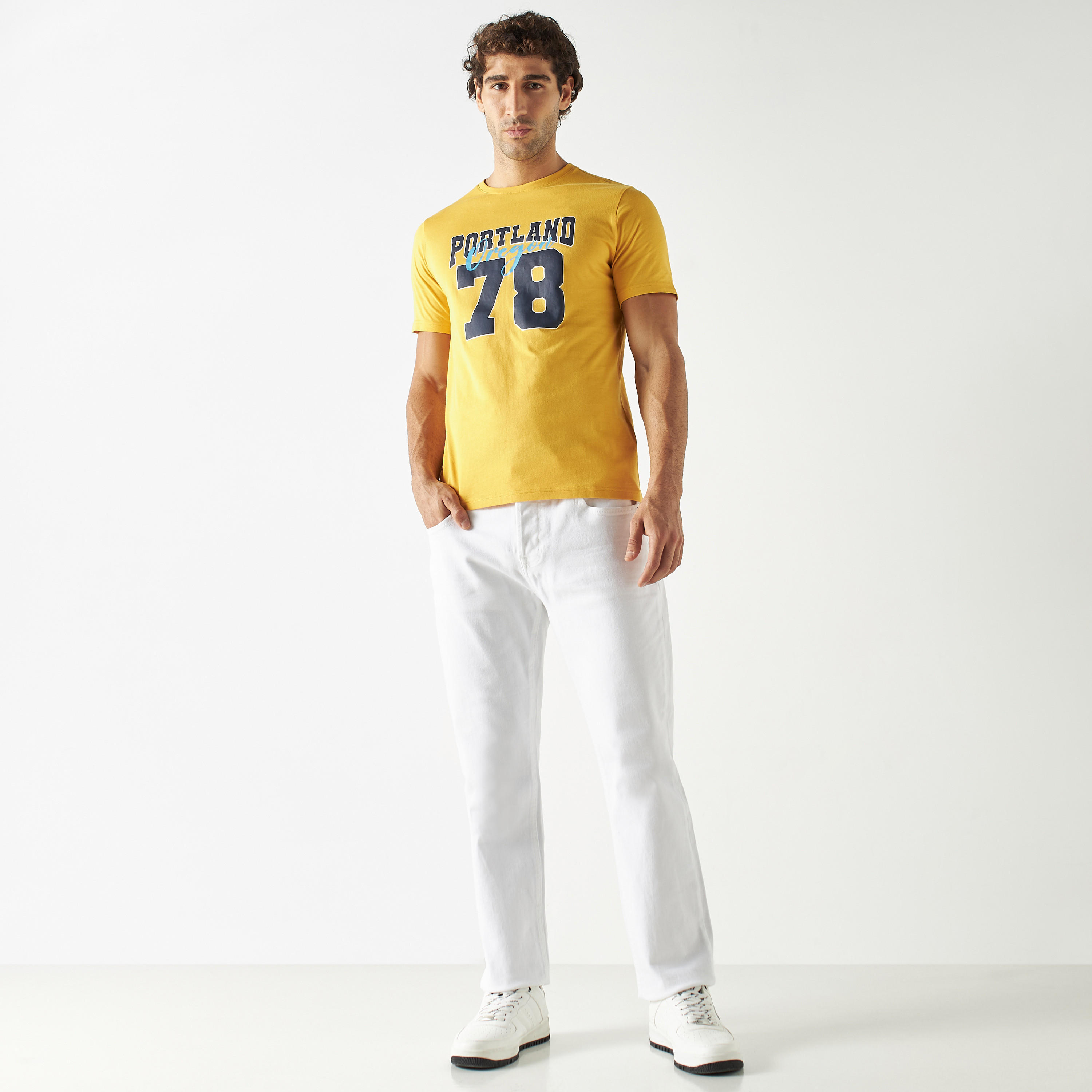 تيشيرت بياقة ضيّقة وأكمام قصيرة وطبعات-men-clothing-tshirtsandpolos-tshirts-image-2