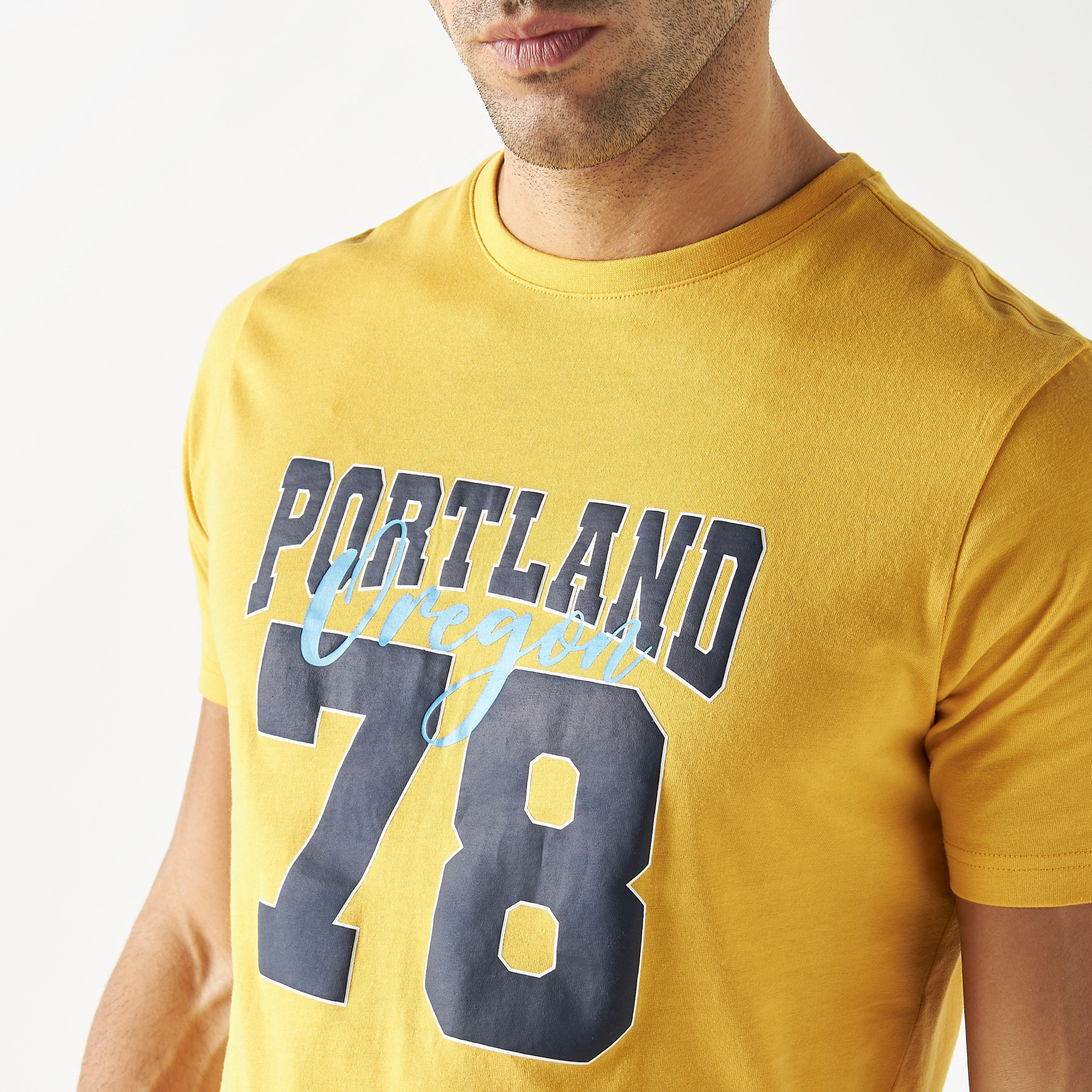تيشيرت بياقة ضيّقة وأكمام قصيرة وطبعات-men-clothing-tshirtsandpolos-tshirts-image-4
