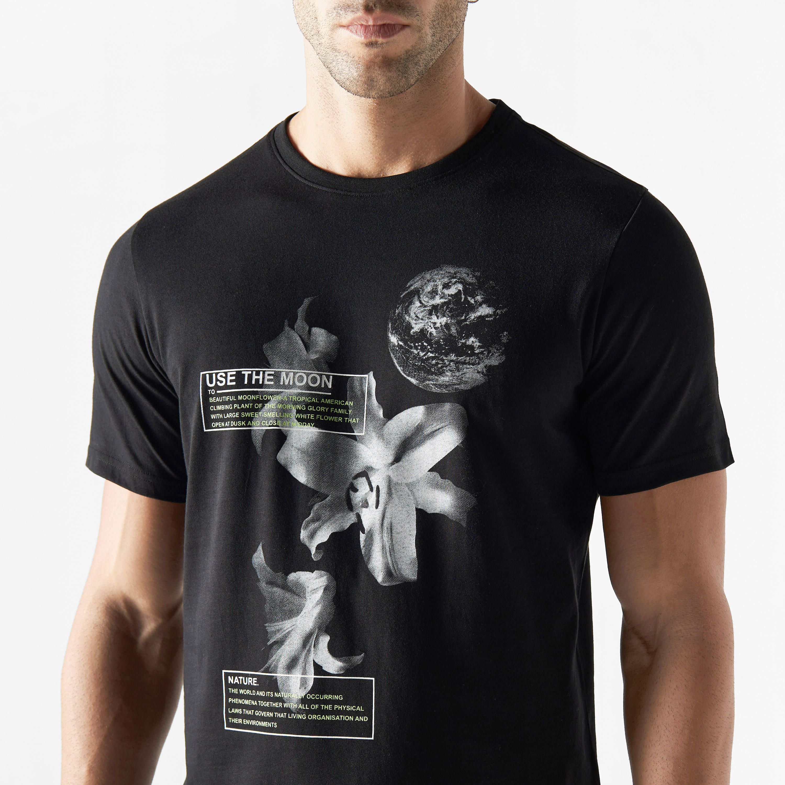 تيشيرت بياقة ضيّقة وأكمام قصيرة وطبعات-men-clothing-tshirtsandpolos-tshirts-image-1
