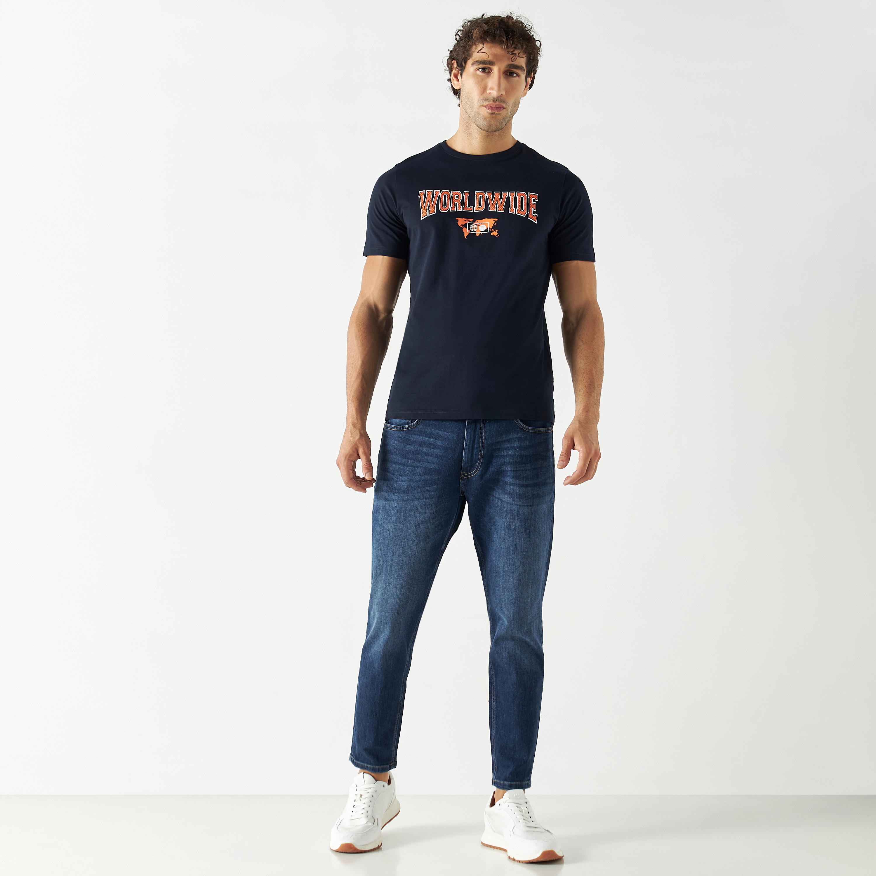 تيشيرت بياقة ضيقة وأكمام قصيرة وطبعات-men-clothing-tshirtsandpolos-tshirts-image-2