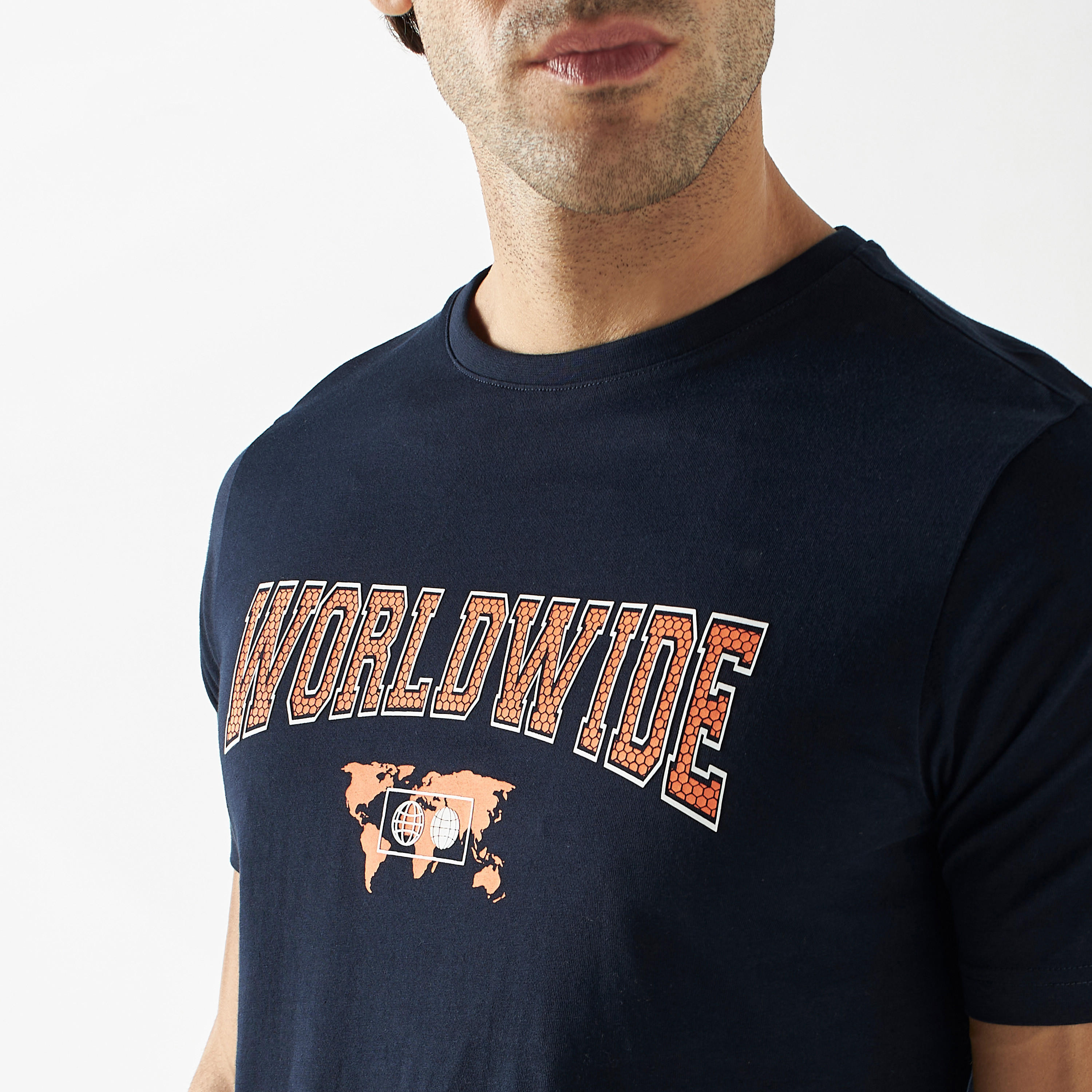 تيشيرت بياقة ضيقة وأكمام قصيرة وطبعات-men-clothing-tshirtsandpolos-tshirts-image-4