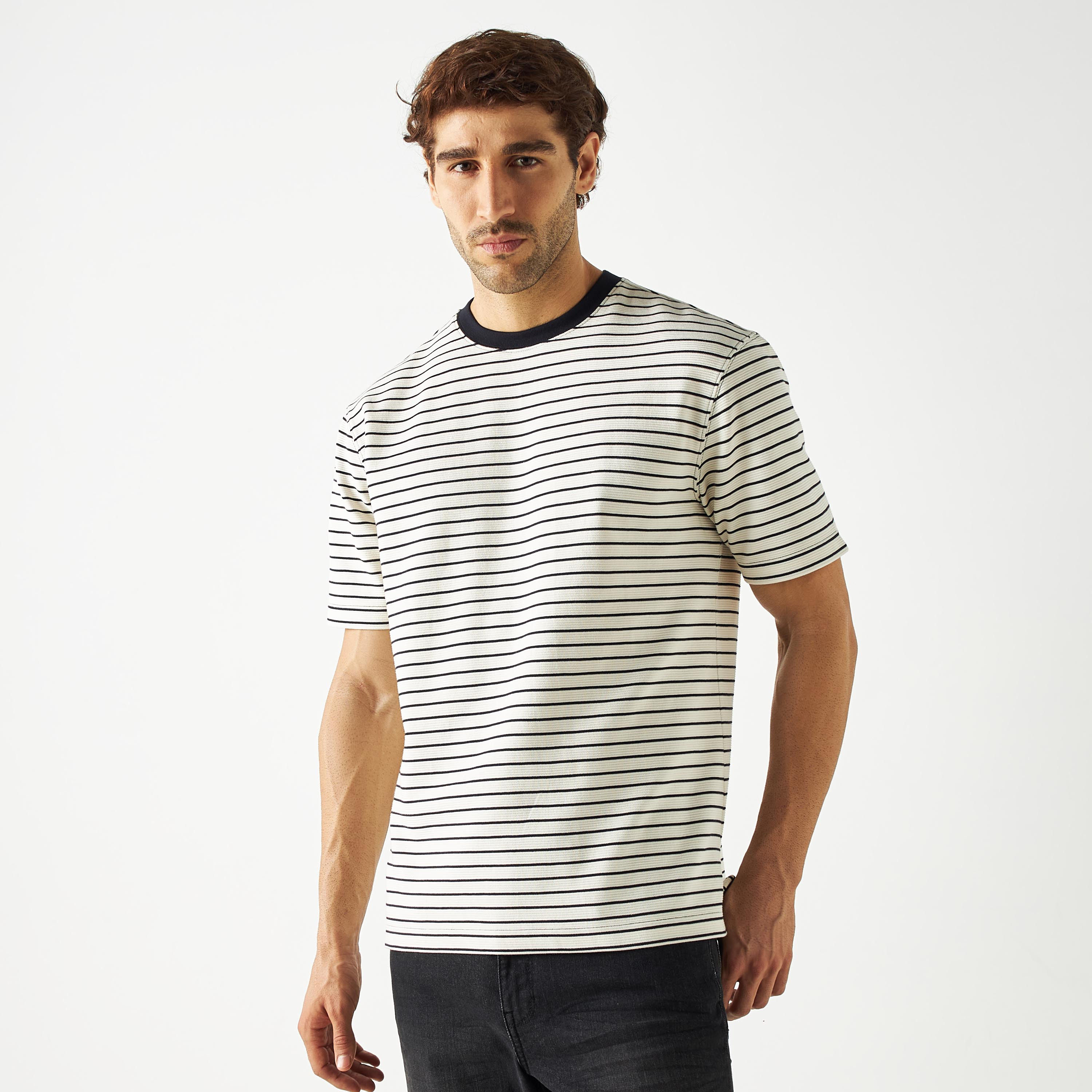 تيشيرت مقلّم بياقة ضيقة وأكمام قصيرة-men-clothing-tshirtsandpolos-tshirts-image-1