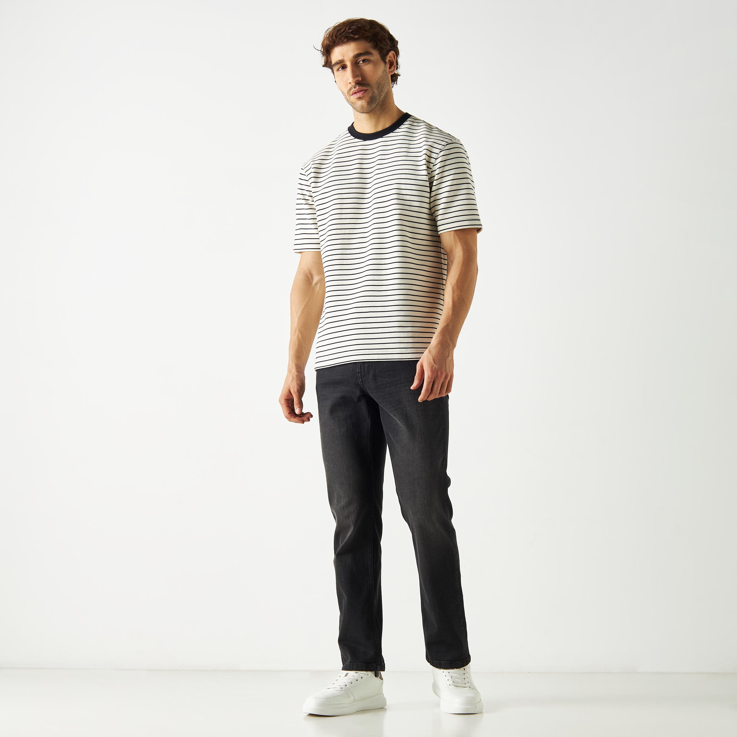 تيشيرت مقلّم بياقة ضيقة وأكمام قصيرة-men-clothing-tshirtsandpolos-tshirts-image-4