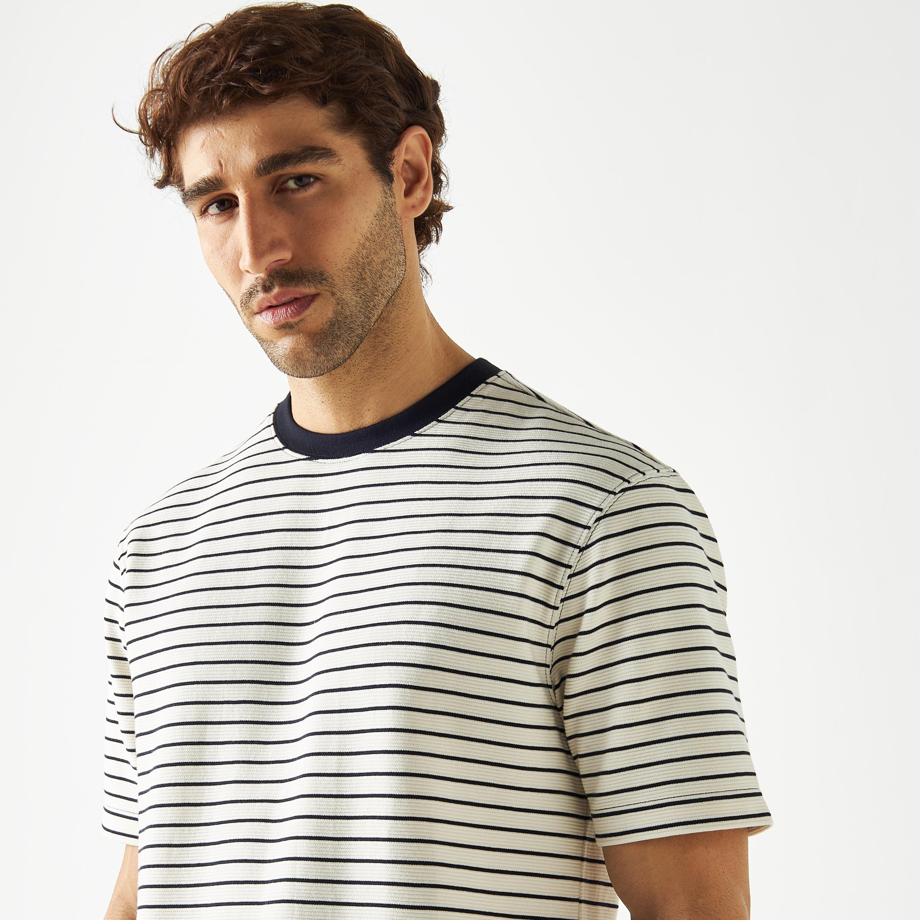 تيشيرت مقلّم بياقة ضيقة وأكمام قصيرة-men-clothing-tshirtsandpolos-tshirts-image-6