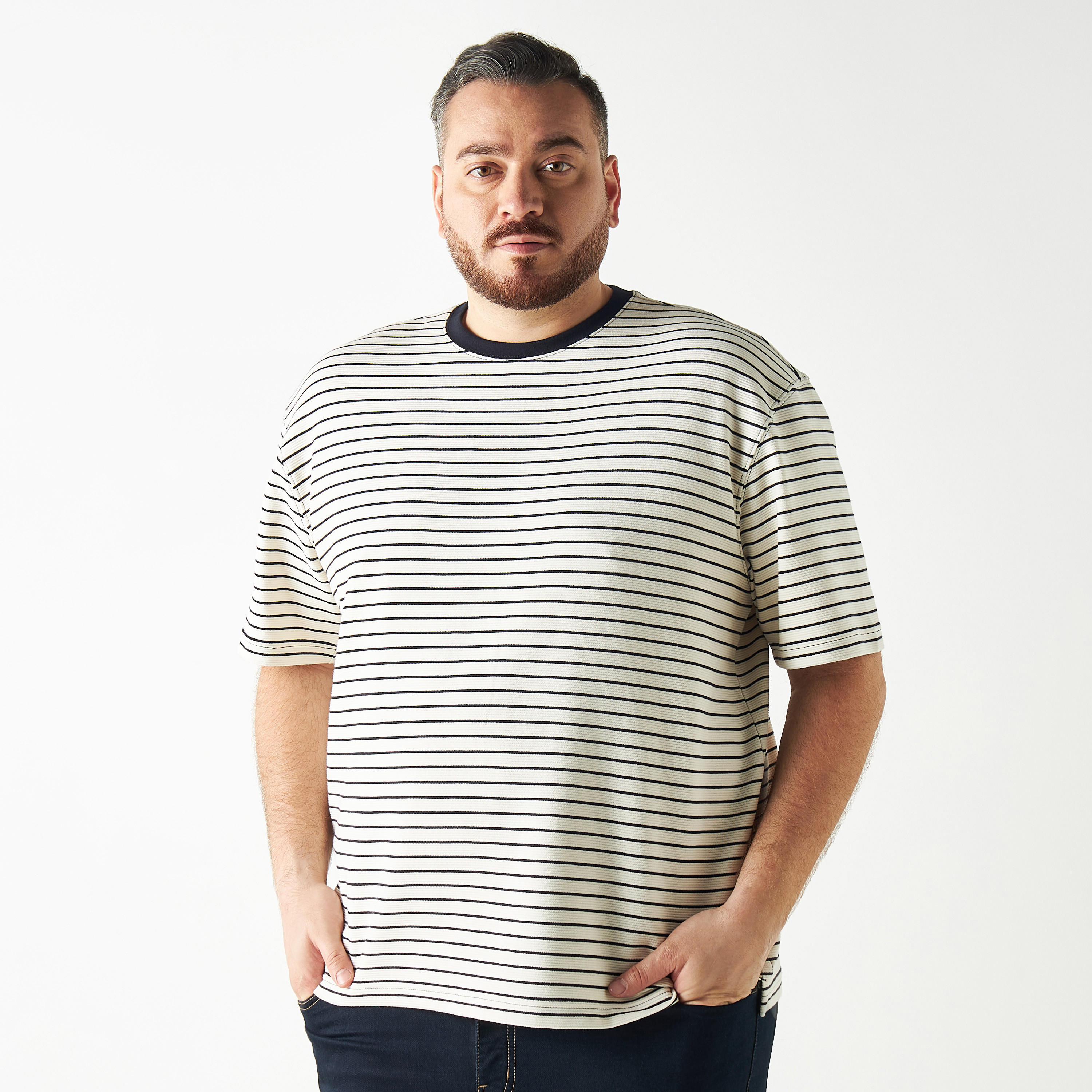 تيشيرت مقلّم بياقة ضيقة وأكمام قصيرة-men-clothing-tshirtsandpolos-tshirts-image-2