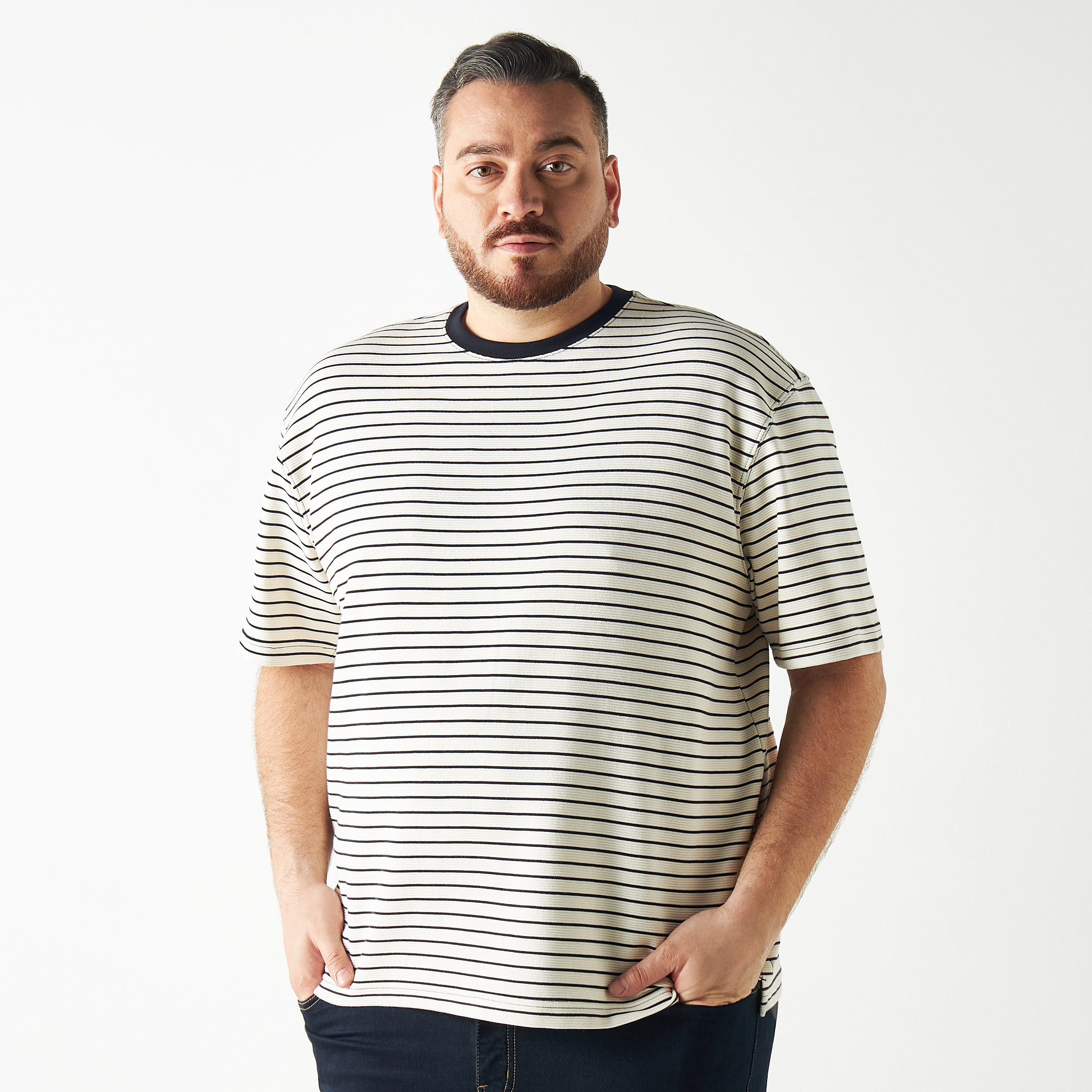تيشيرت مقلّم بياقة ضيقة وأكمام قصيرة-men-clothing-tshirtsandpolos-tshirts-image-2