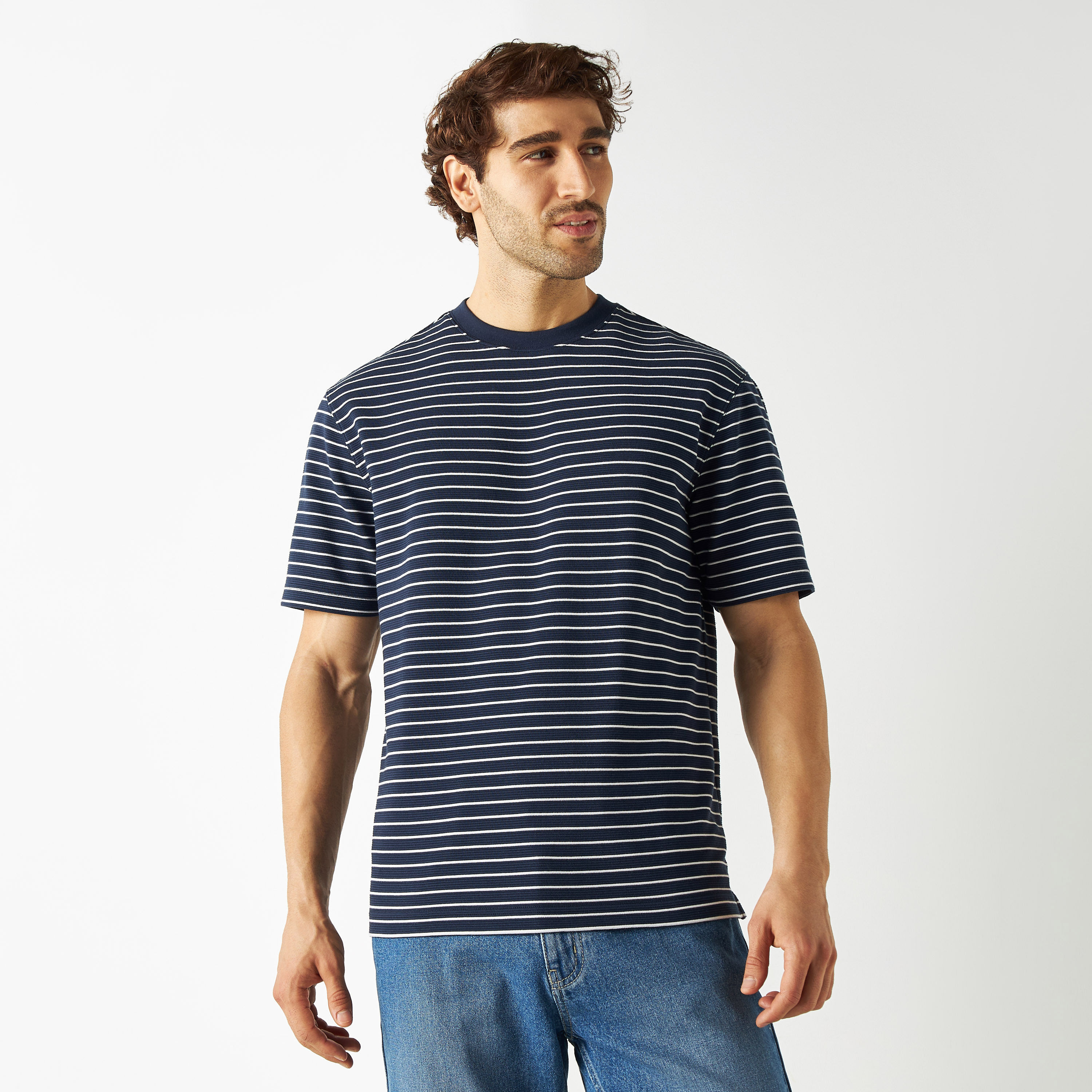 تيشيرت مقلّم بياقة ضيقة وأكمام قصيرة-men-clothing-tshirtsandpolos-tshirts-image-7