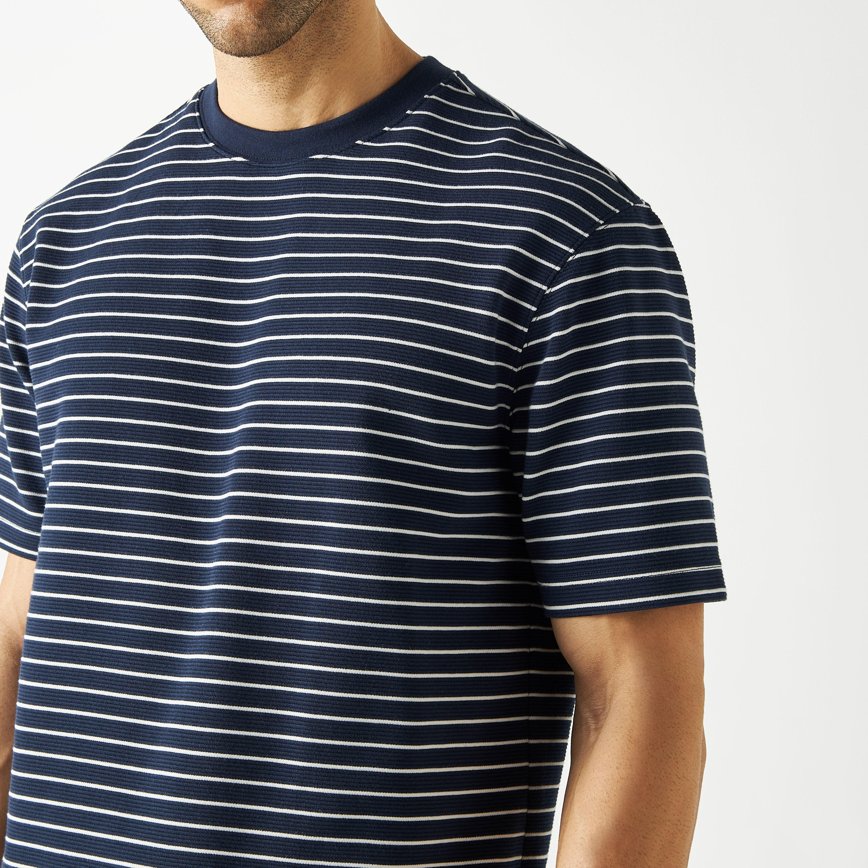 تيشيرت مقلّم بياقة ضيقة وأكمام قصيرة-men-clothing-tshirtsandpolos-tshirts-image-11