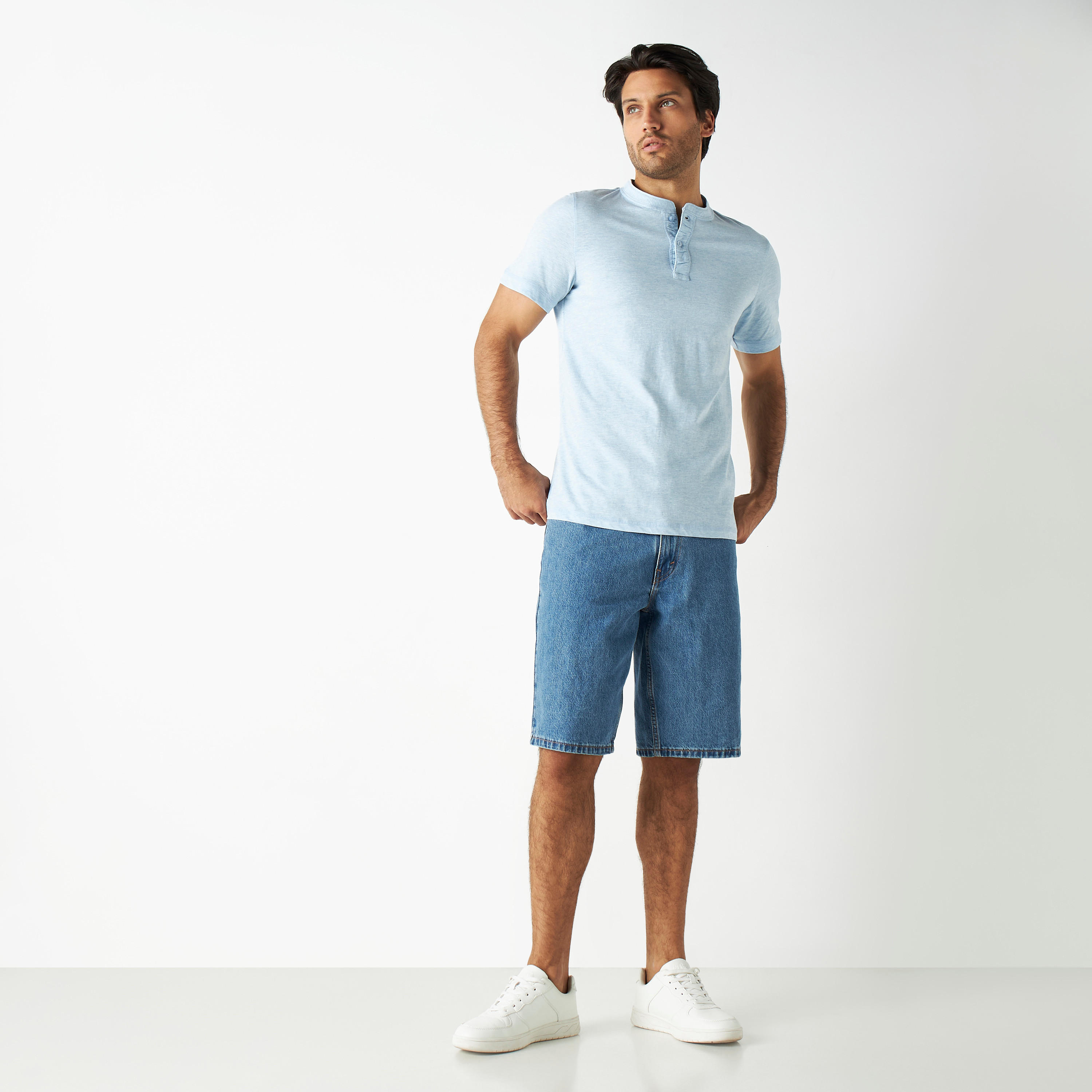 تيشيرت بياقة هينلي وأكمام قصيرة-men-clothing-tshirtsandpolos-tshirts-image-6