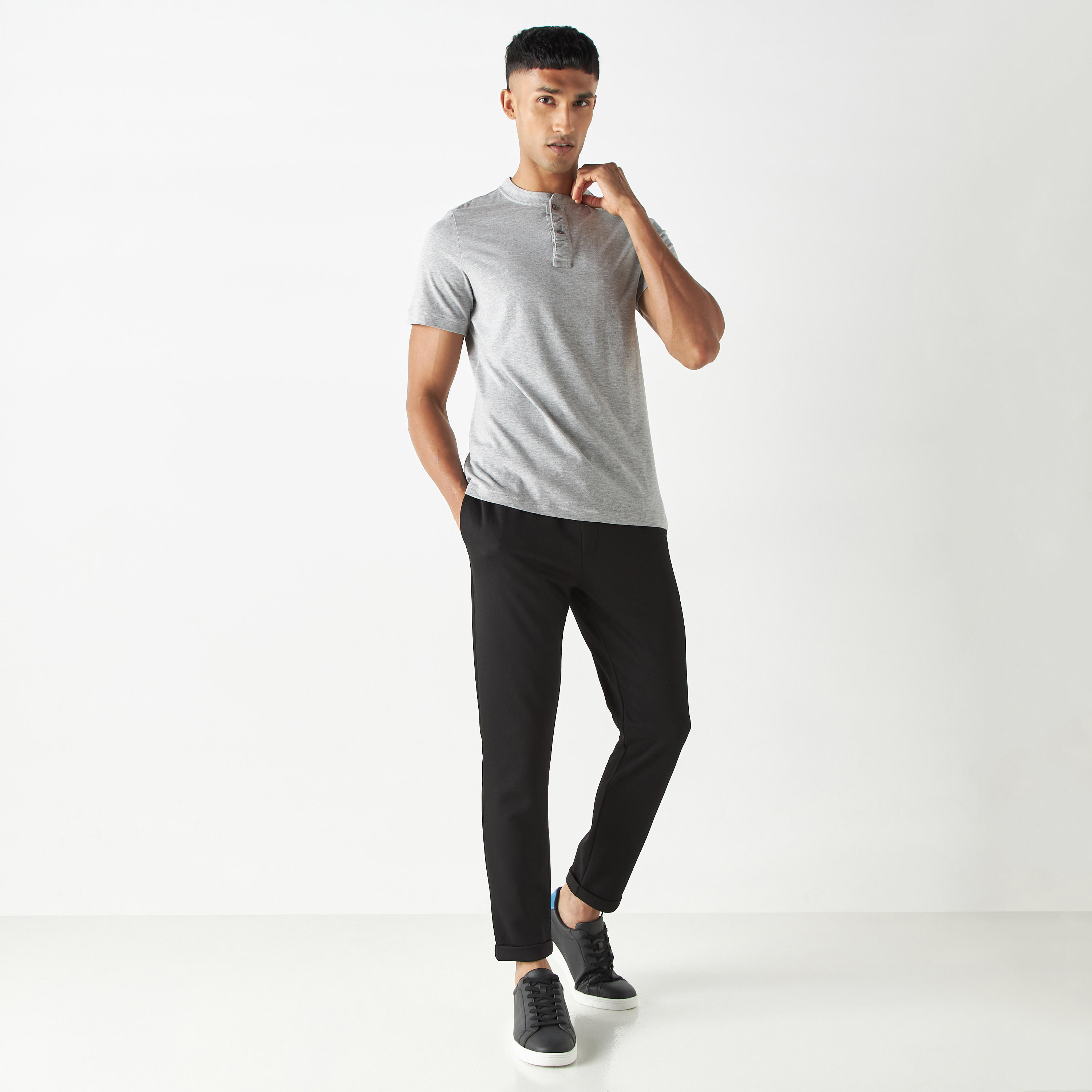 تيشيرت بياقة هينلي وأكمام قصيرة-men-clothing-tshirtsandpolos-tshirts-image-2