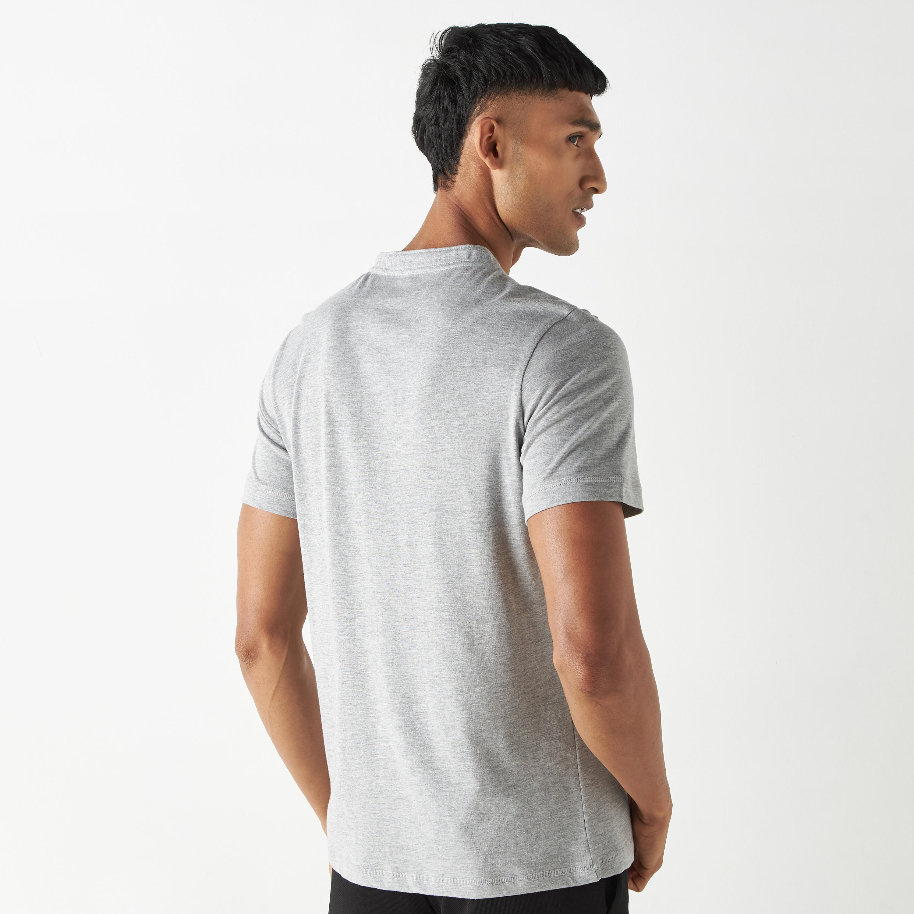 تيشيرت بياقة هينلي وأكمام قصيرة-men-clothing-tshirtsandpolos-tshirts-image-3