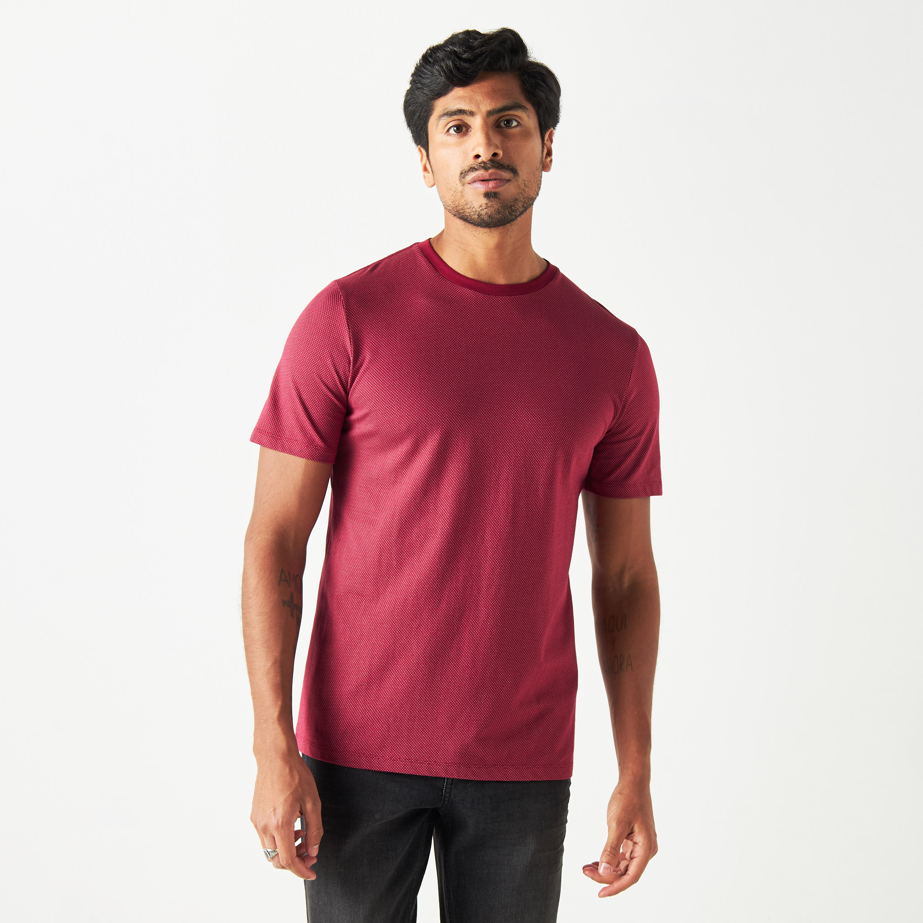 تيشيرت بارز الملمس بياقة ضيّقة وأكمام قصيرة-men-clothing-tshirtsandpolos-tshirts-image-1