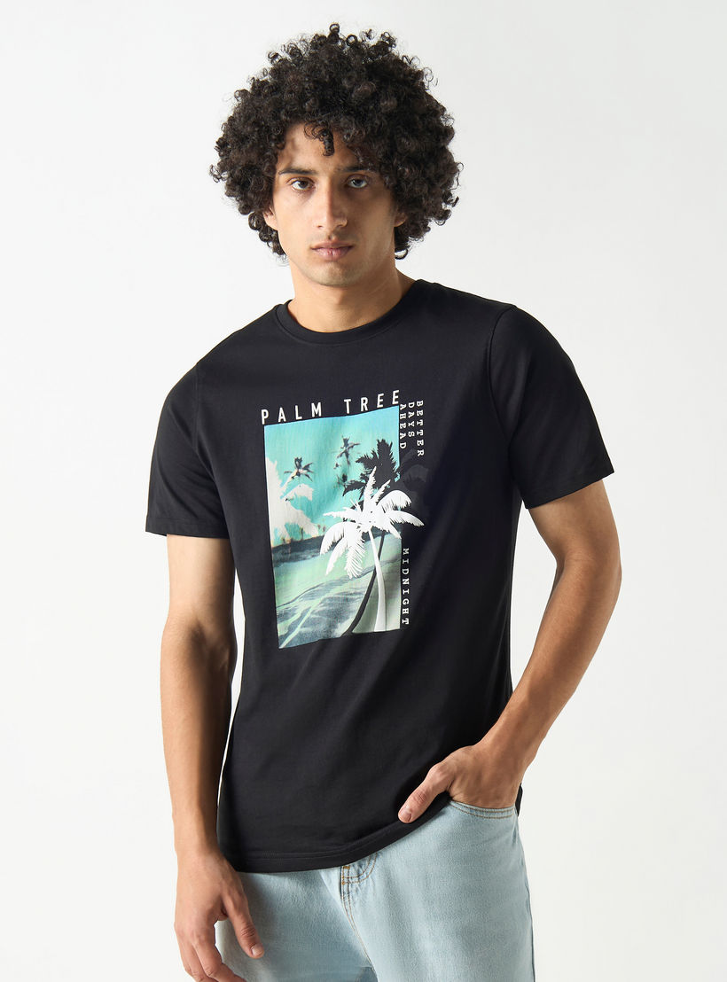 تيشيرت بياقة ضيقة وأكمام قصيرة وطبعات استوائية-men-clothing-tshirtsandpolos-tshirts-image-1
