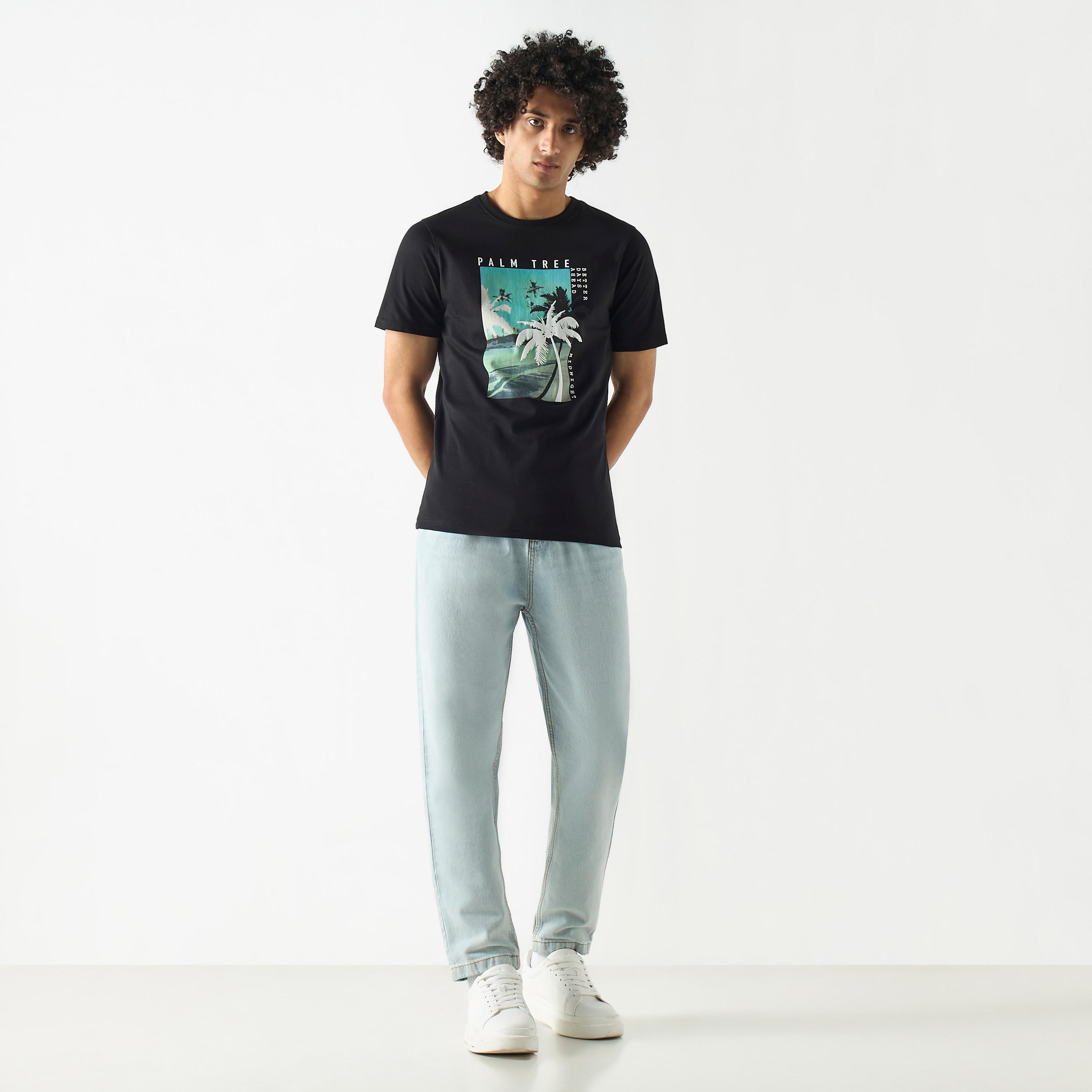 تيشيرت بياقة ضيقة وأكمام قصيرة وطبعات استوائية-men-clothing-tshirtsandpolos-tshirts-image-2