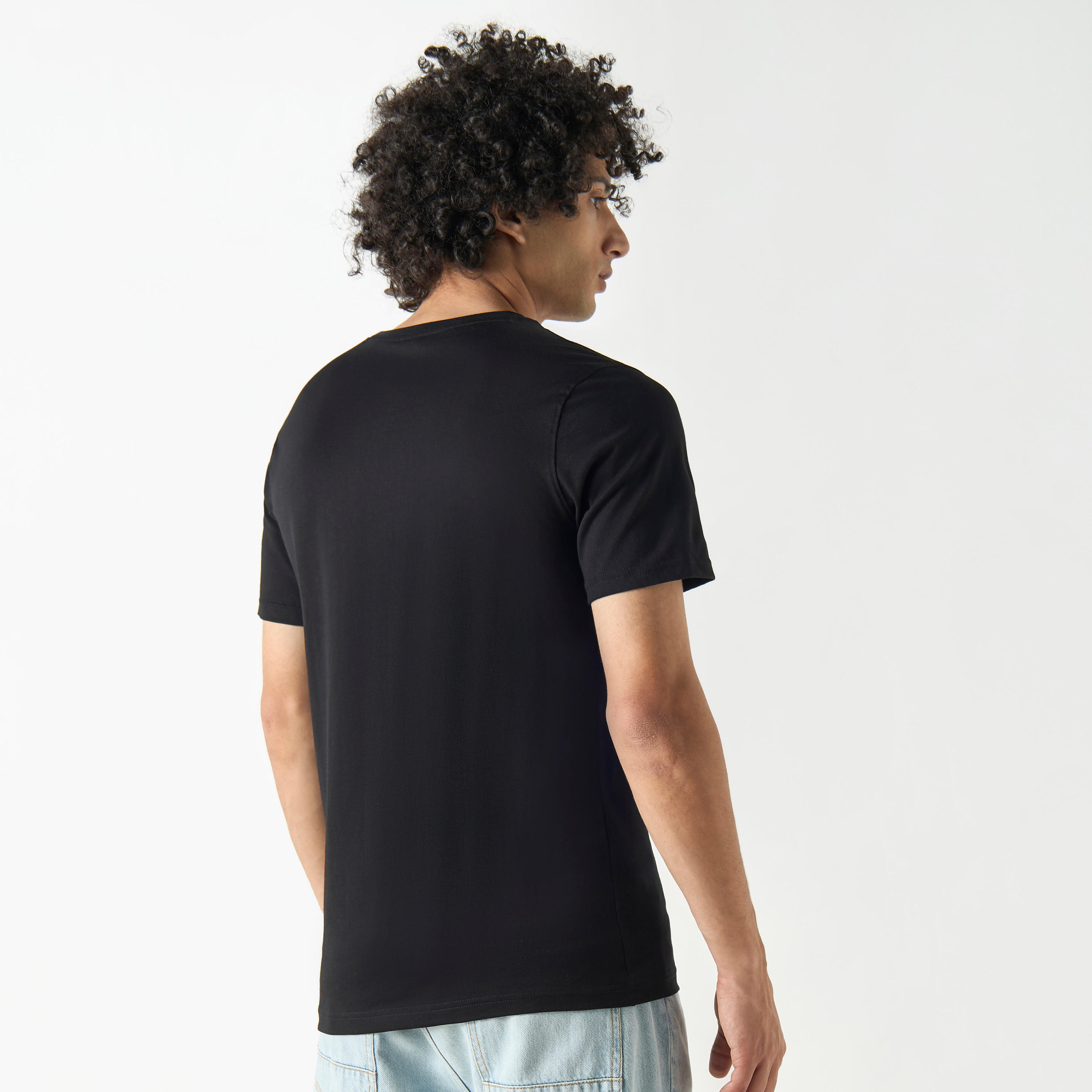 تيشيرت بياقة ضيقة وأكمام قصيرة وطبعات استوائية-men-clothing-tshirtsandpolos-tshirts-image-3
