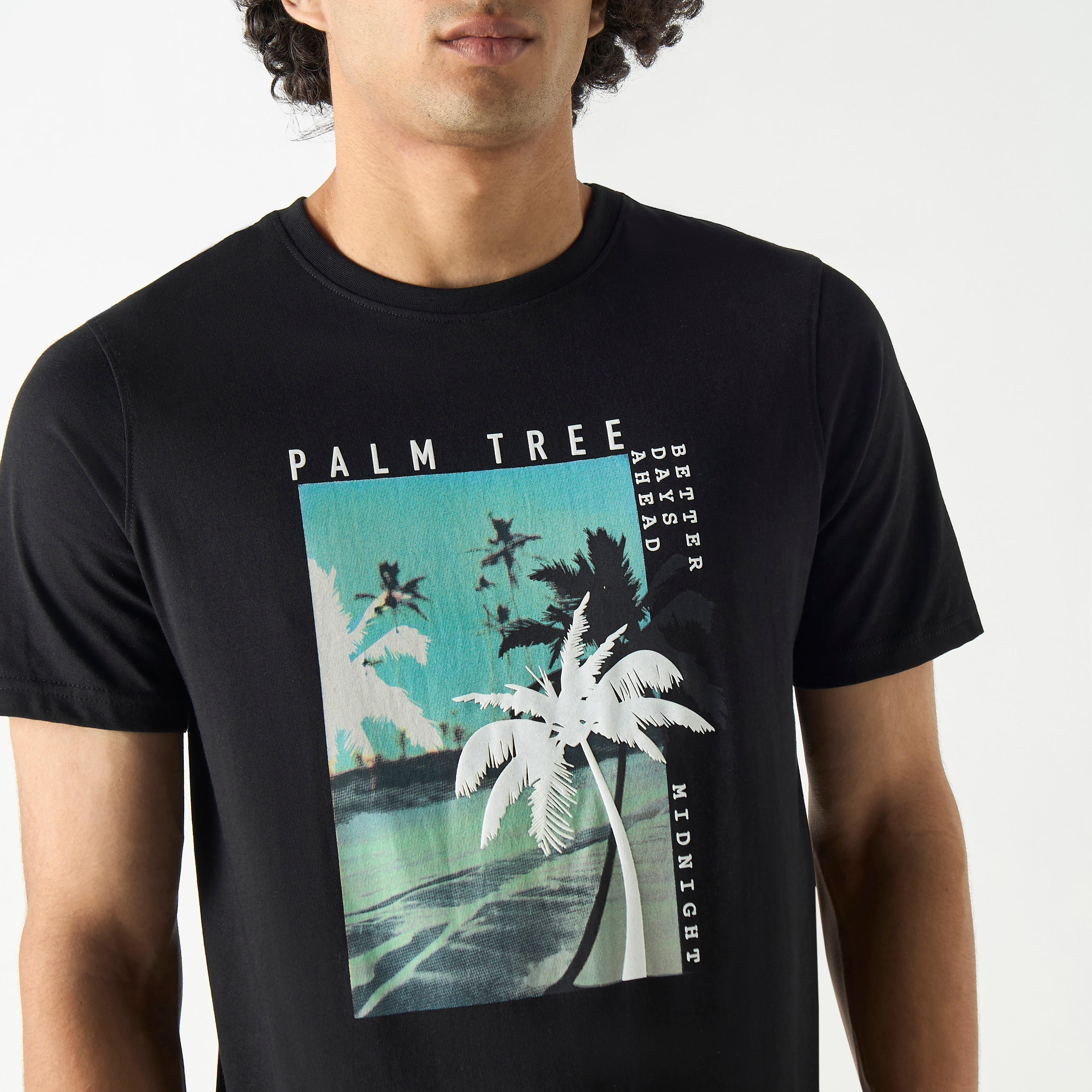 تيشيرت بياقة ضيقة وأكمام قصيرة وطبعات استوائية-men-clothing-tshirtsandpolos-tshirts-image-4