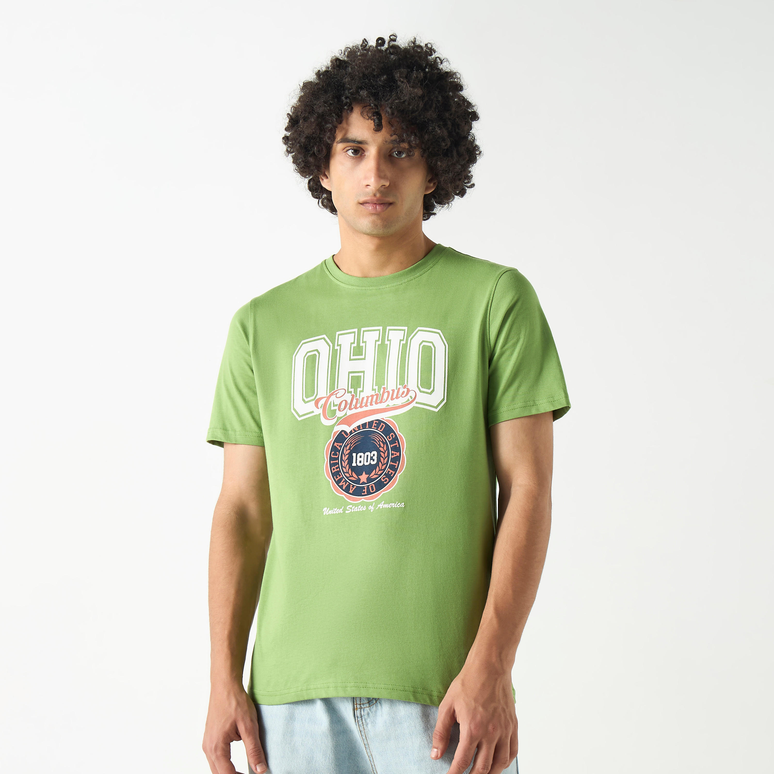 تيشيرت بياقة ضيقة وأكمام قصيرة وطبعات-men-clothing-tshirtsandpolos-tshirts-image-4