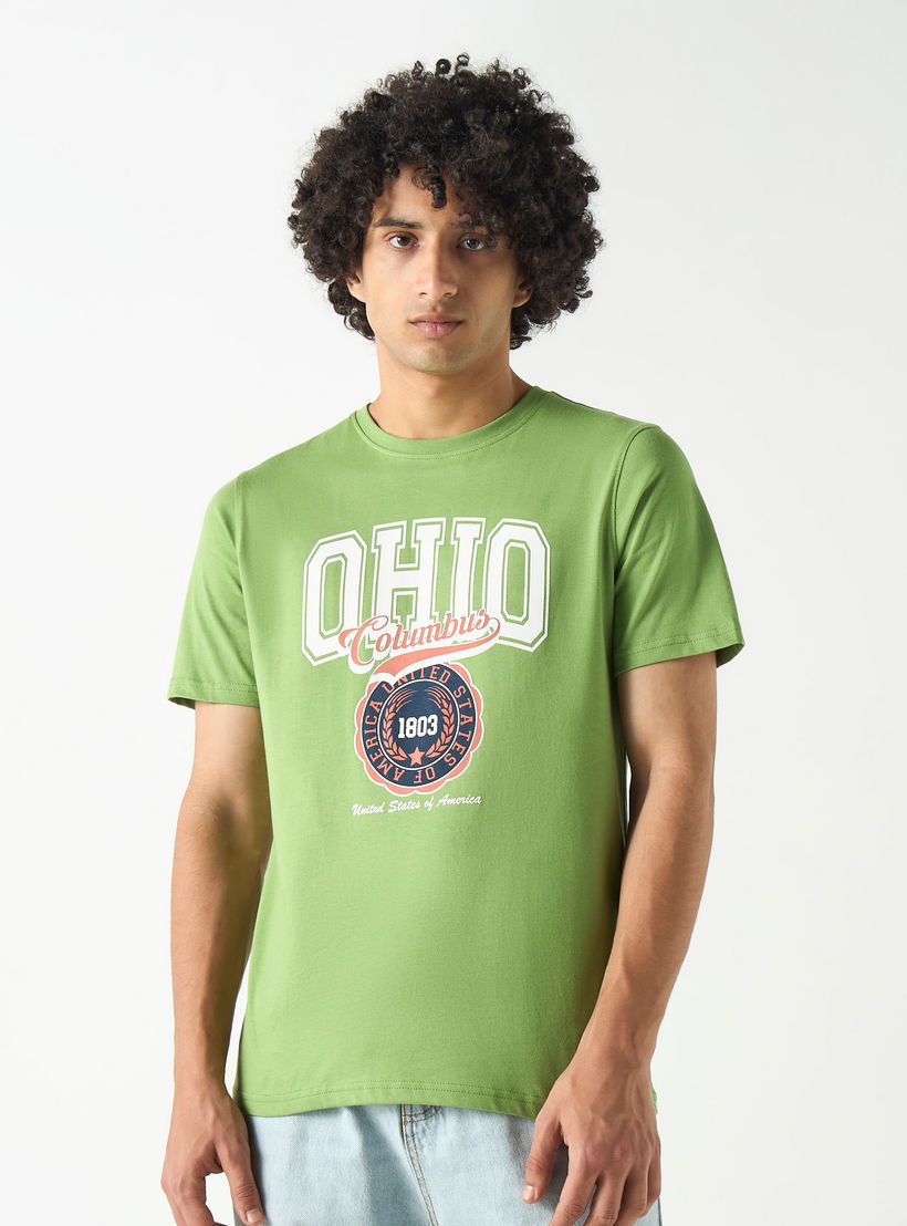 تيشيرت بياقة ضيقة وأكمام قصيرة وطبعات-men-clothing-tshirtsandpolos-tshirts-image-4