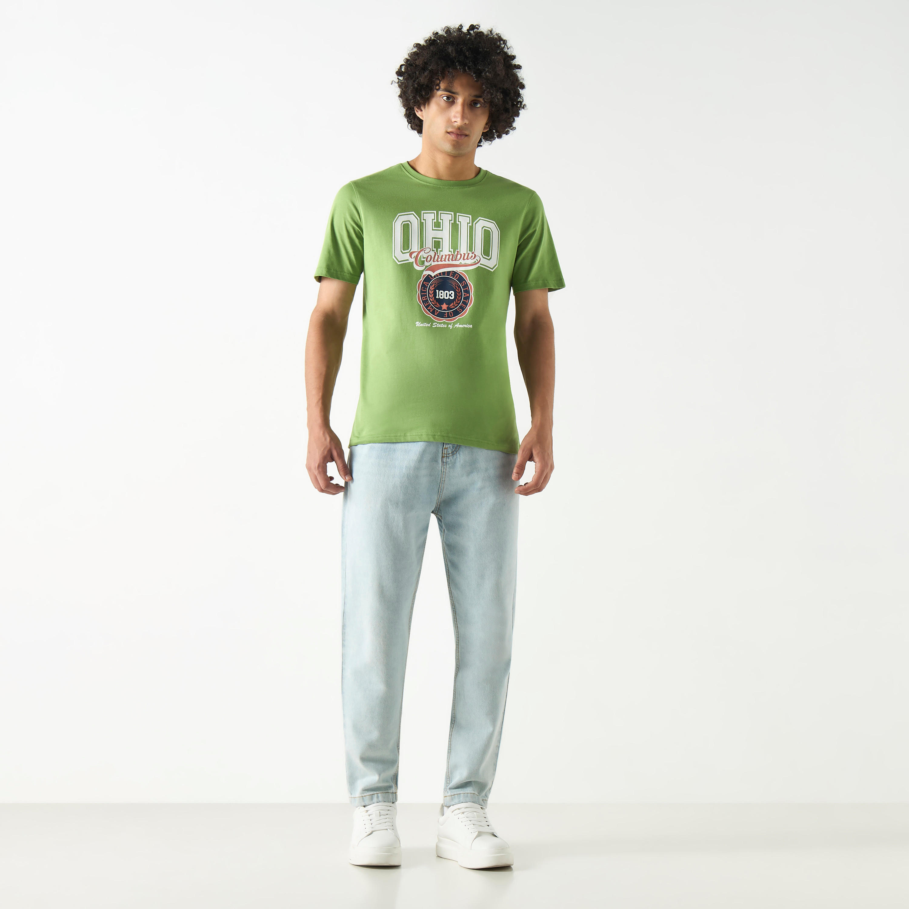 تيشيرت بياقة ضيقة وأكمام قصيرة وطبعات-men-clothing-tshirtsandpolos-tshirts-image-3