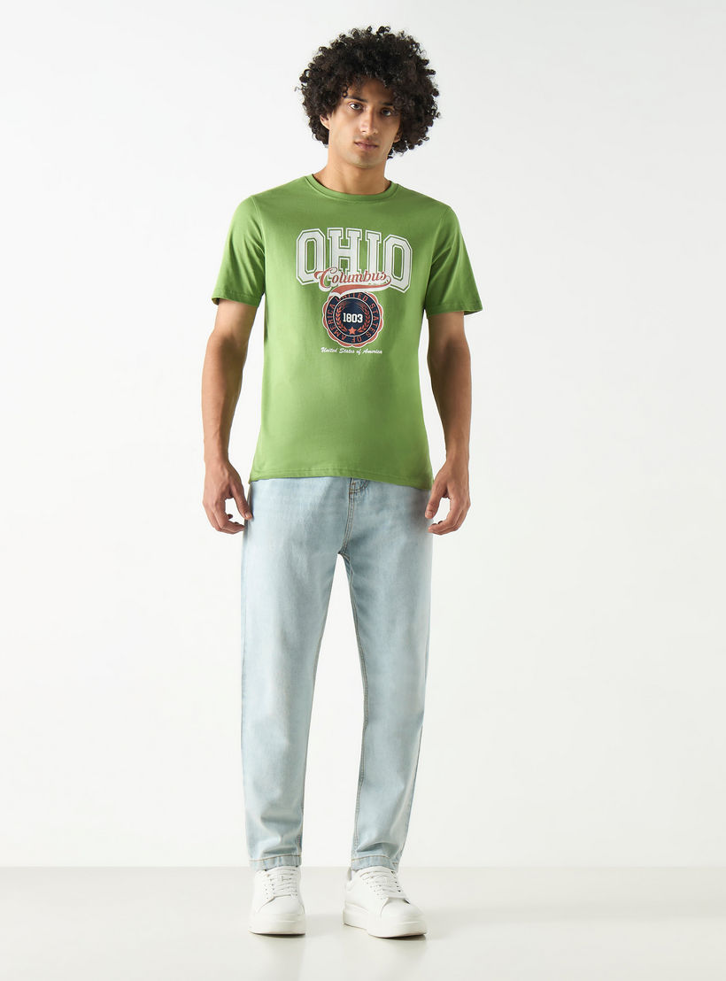 تيشيرت بياقة ضيقة وأكمام قصيرة وطبعات-men-clothing-tshirtsandpolos-tshirts-image-3
