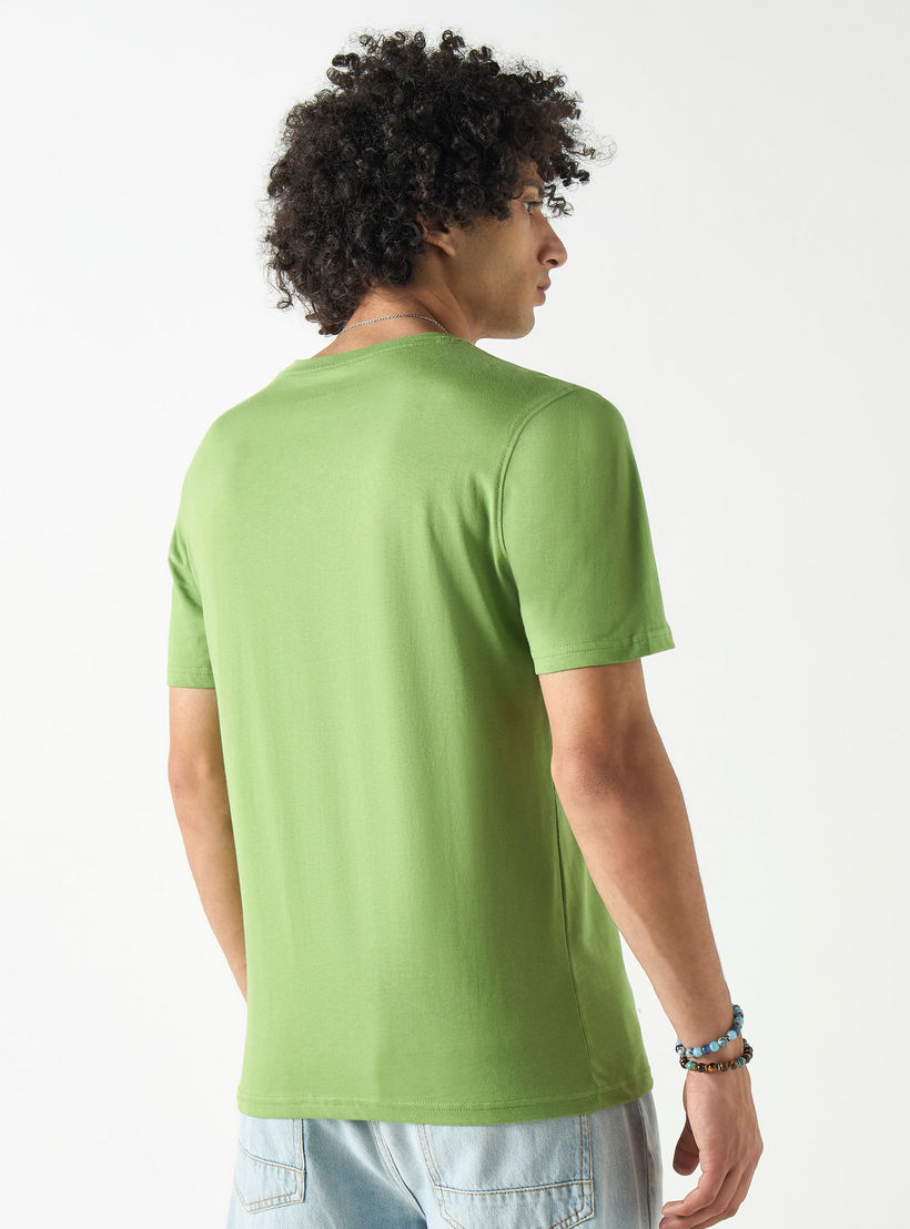 تيشيرت بياقة ضيقة وأكمام قصيرة وطبعات-men-clothing-tshirtsandpolos-tshirts-image-2