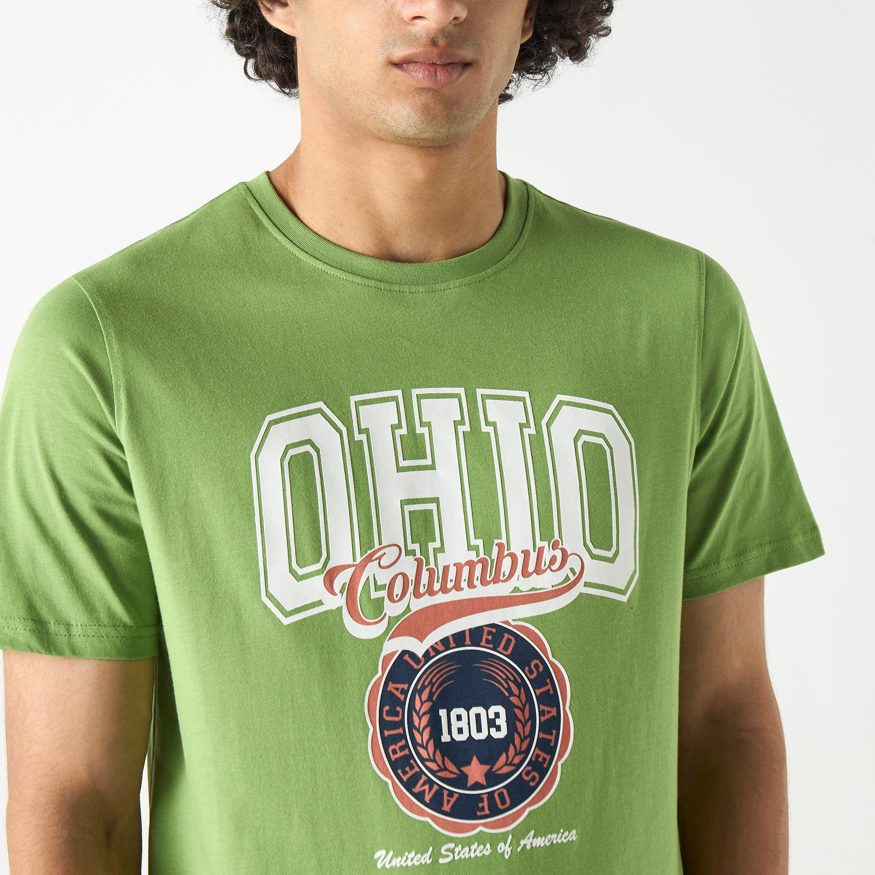 تيشيرت بياقة ضيقة وأكمام قصيرة وطبعات-men-clothing-tshirtsandpolos-tshirts-image-1