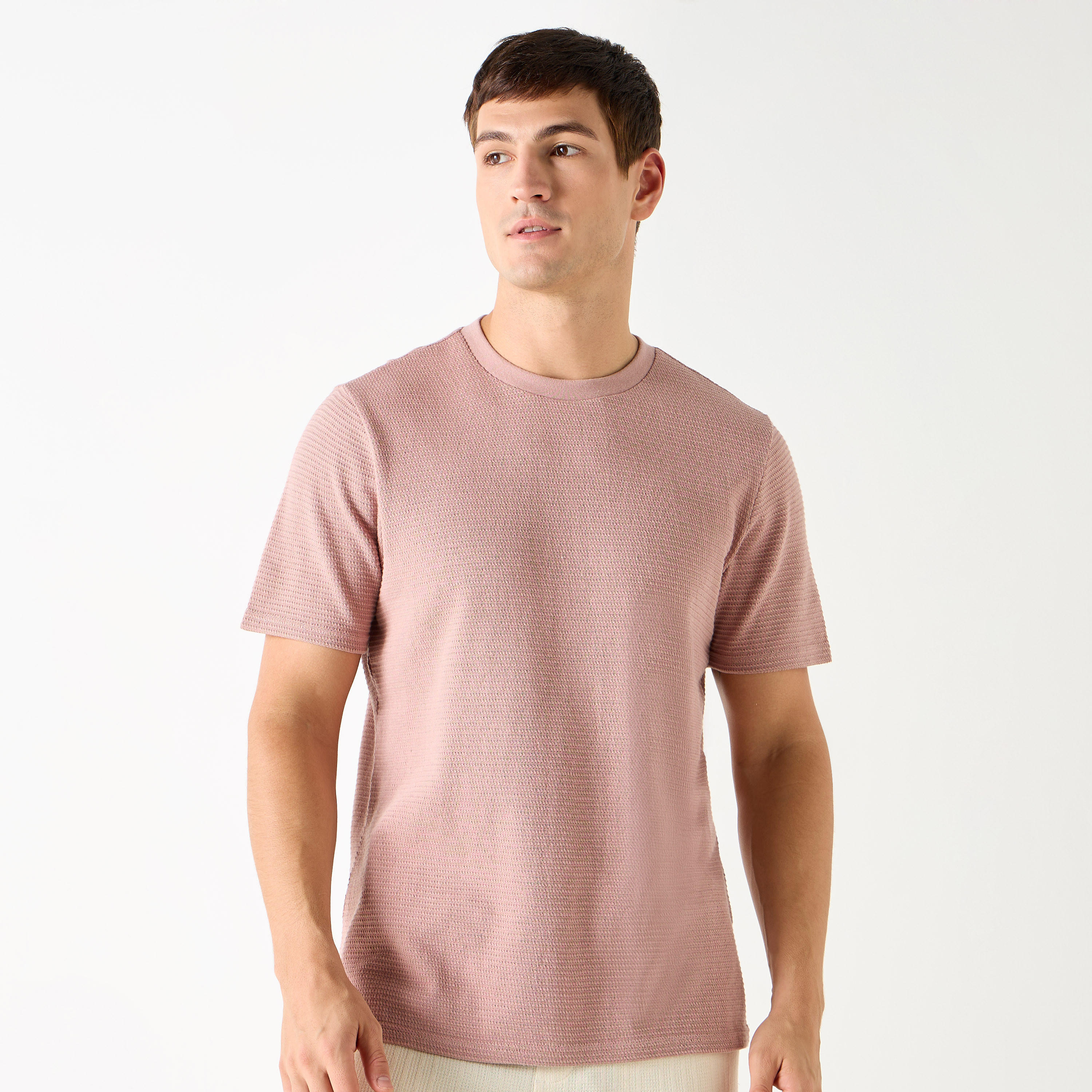 تيشيرت بارز الملمس بياقة ضيقة وأكمام قصيرة-men-clothing-tshirtsandpolos-tshirts-image-1