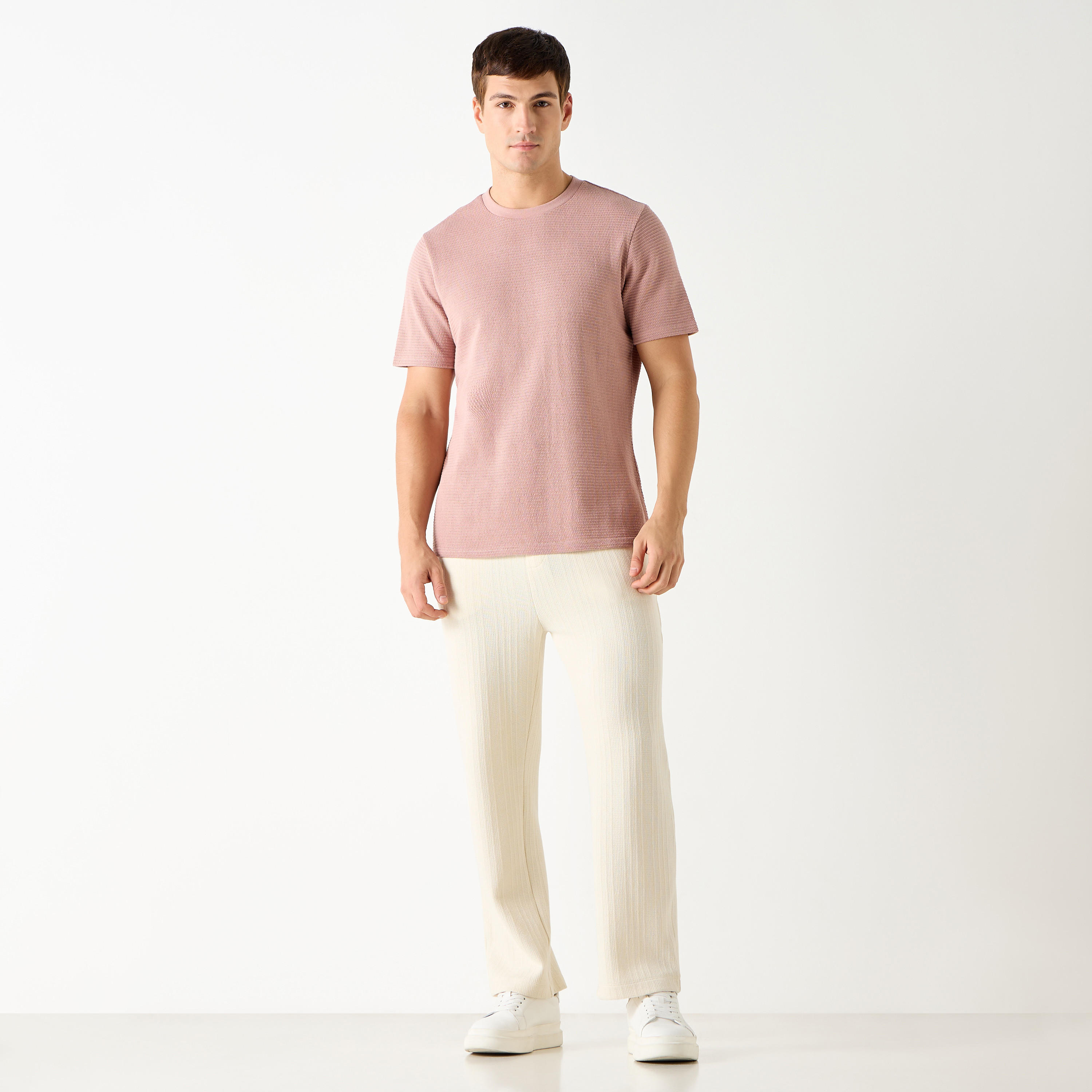 تيشيرت بارز الملمس بياقة ضيقة وأكمام قصيرة-men-clothing-tshirtsandpolos-tshirts-image-2