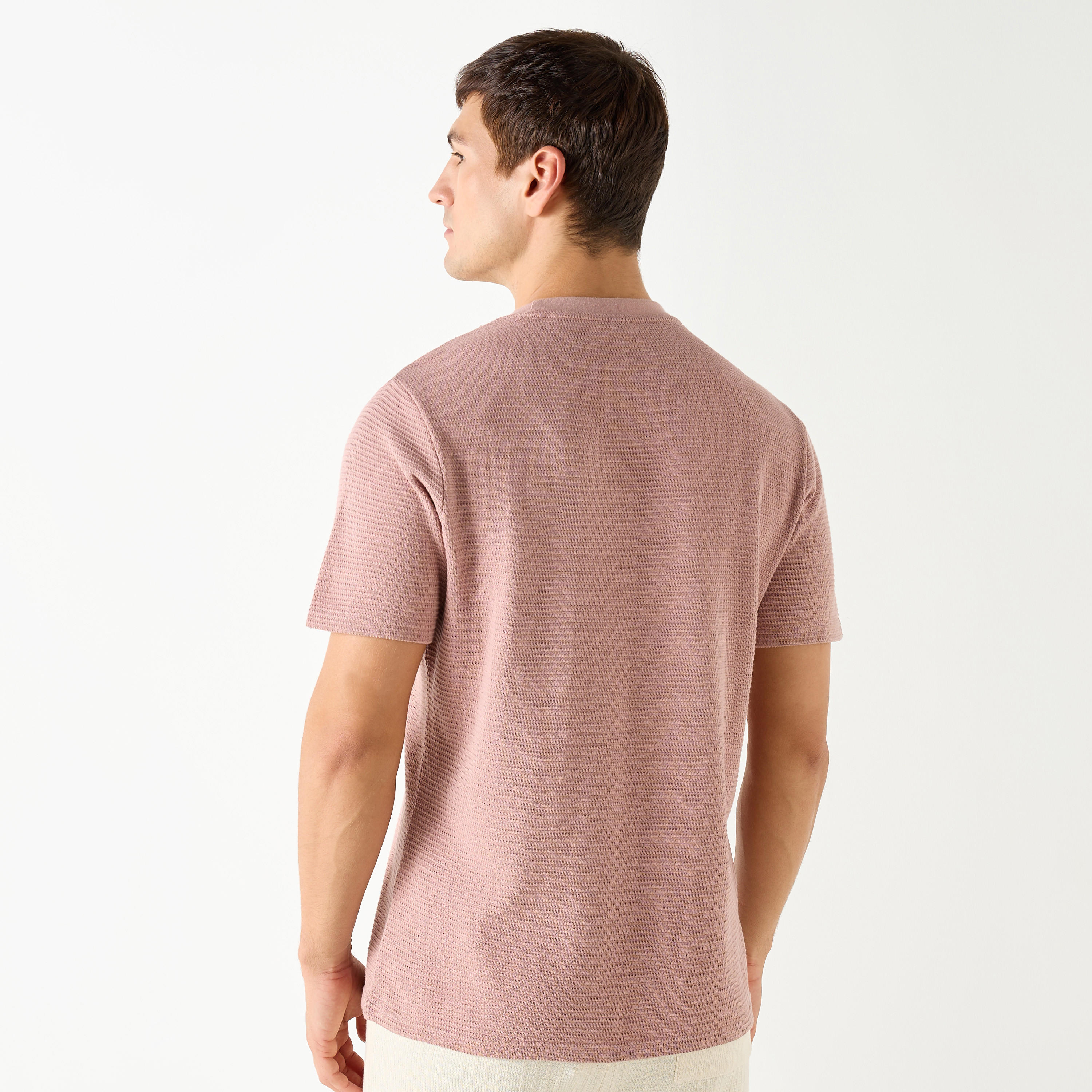تيشيرت بارز الملمس بياقة ضيقة وأكمام قصيرة-men-clothing-tshirtsandpolos-tshirts-image-3