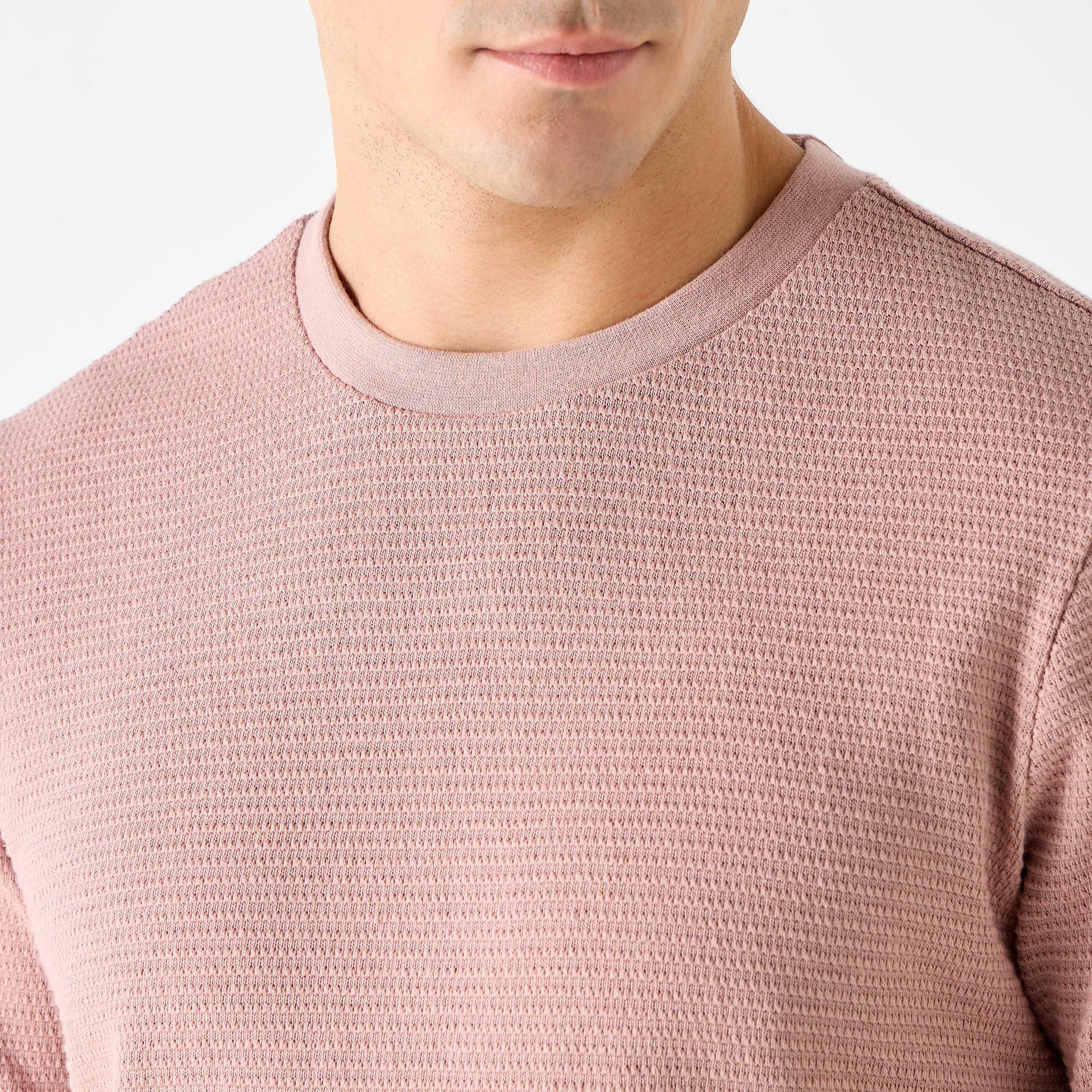 تيشيرت بارز الملمس بياقة ضيقة وأكمام قصيرة-men-clothing-tshirtsandpolos-tshirts-image-4
